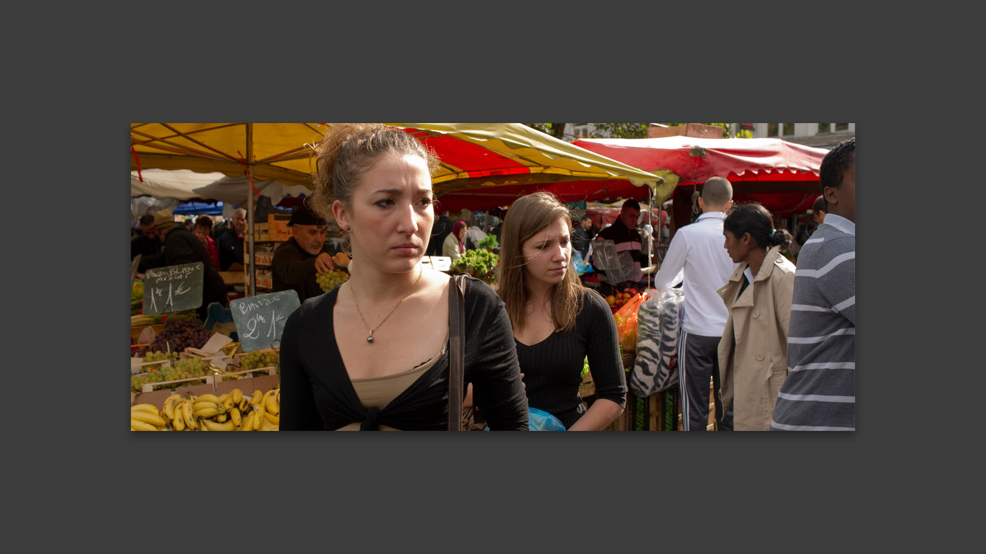 Jeunes femmes au marché de Wazemmes, place de la Nouvelle Aventure, à Lille.