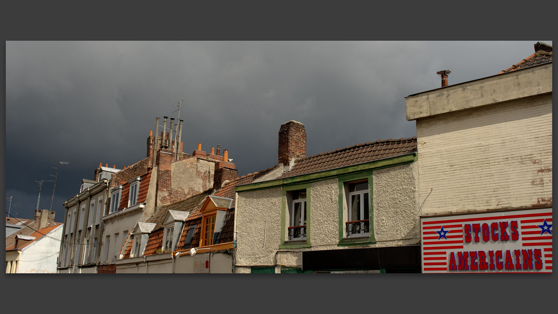 Nuages lourds sur la rue Charles-Quint, à Wazemmes, Lille.