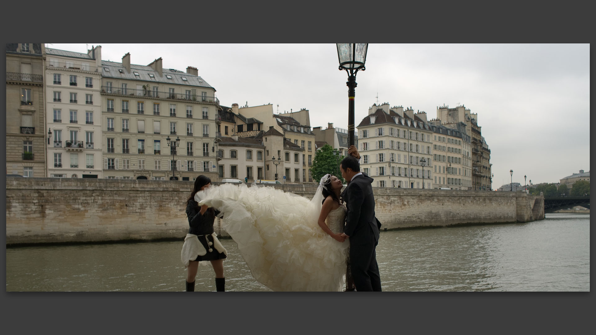 Séance photo pour les mariés, quai de Bourbon, sur l'île Saint-Louis, à Paris.