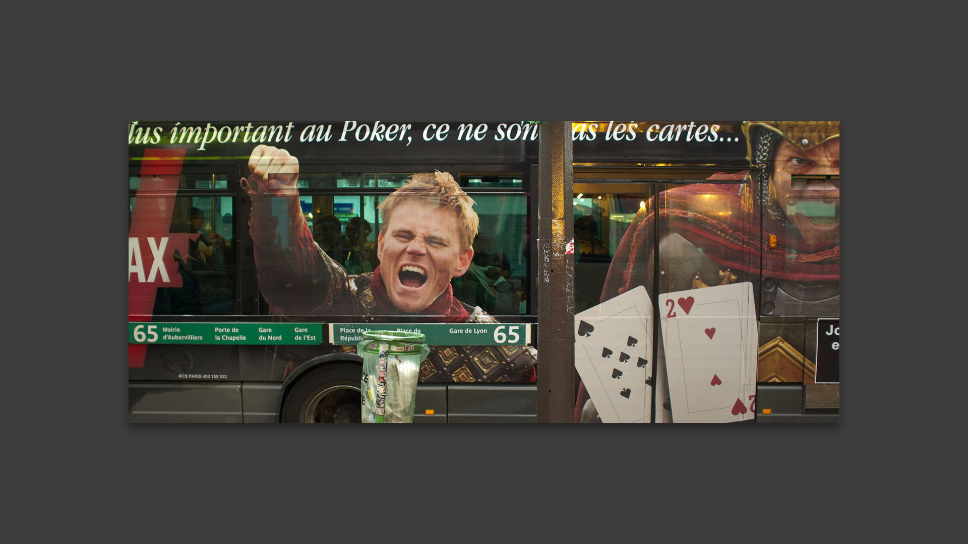 Autobus couvert d'une publicité pour le poker, boulevard Beaumarchais, à Paris.