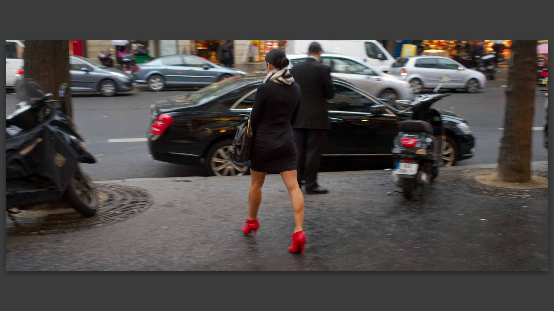 Femme aux chaussures rouges, boulevard Poissonnière, à Paris.