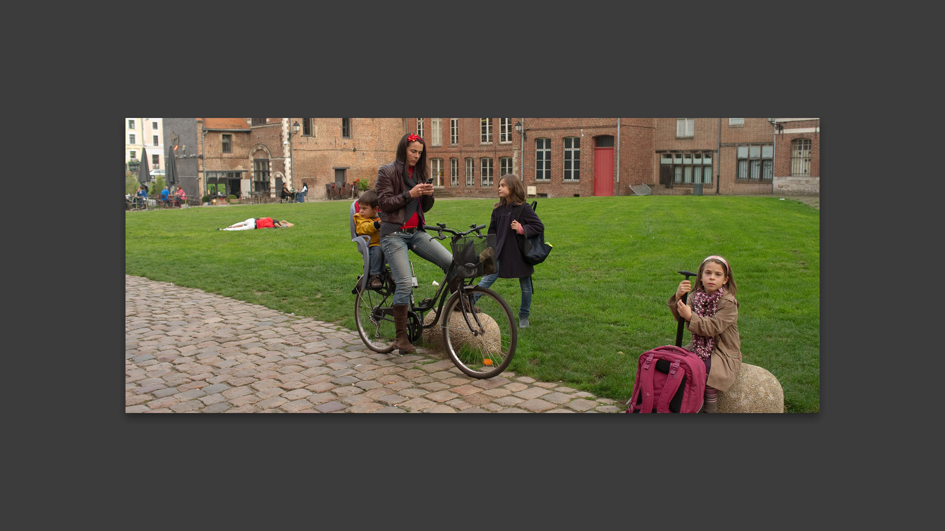 Femme en vélo avec ses enfants, avenue du Peuple Belge, à Lille.