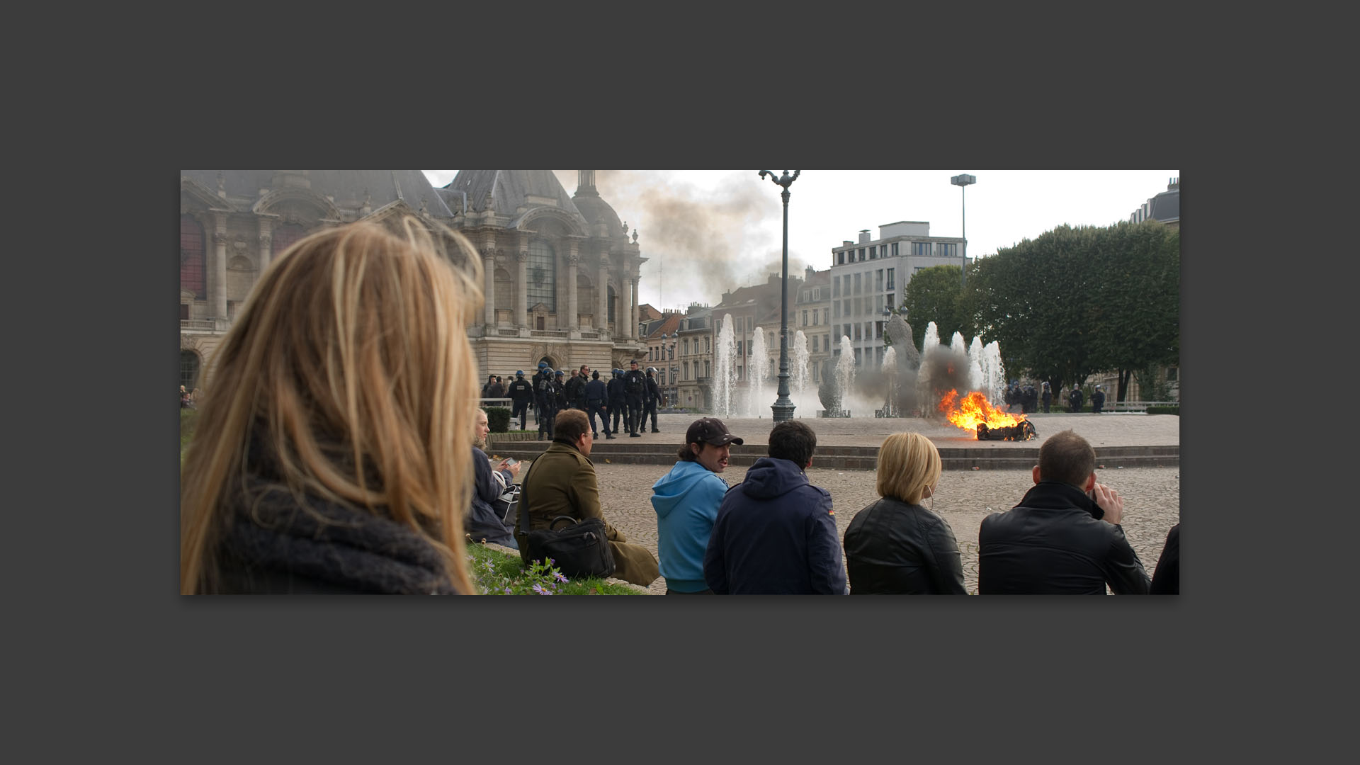 Poubelle incendiée, place de la République, à Lille.