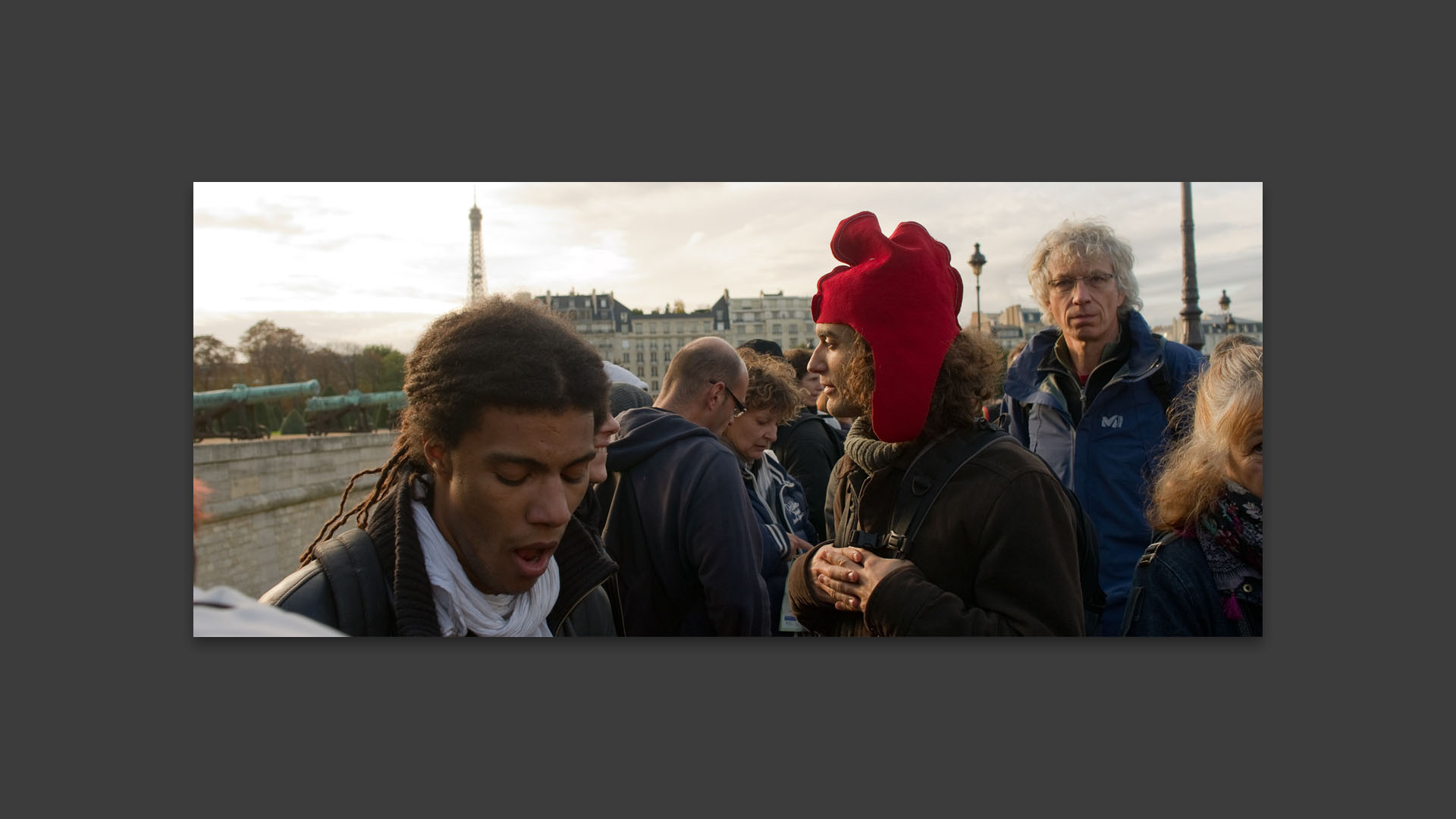 Manifestant avec un bonnet phrygien, place des Invalides, à Paris.