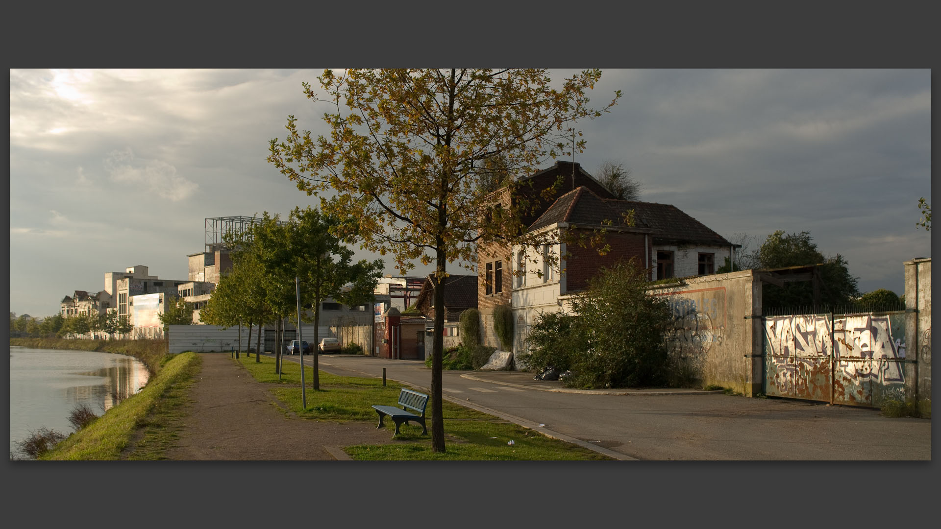 Les abords de l'ancienne brasserie Terken, GBM, quai d'Anvers, à Roubaix.