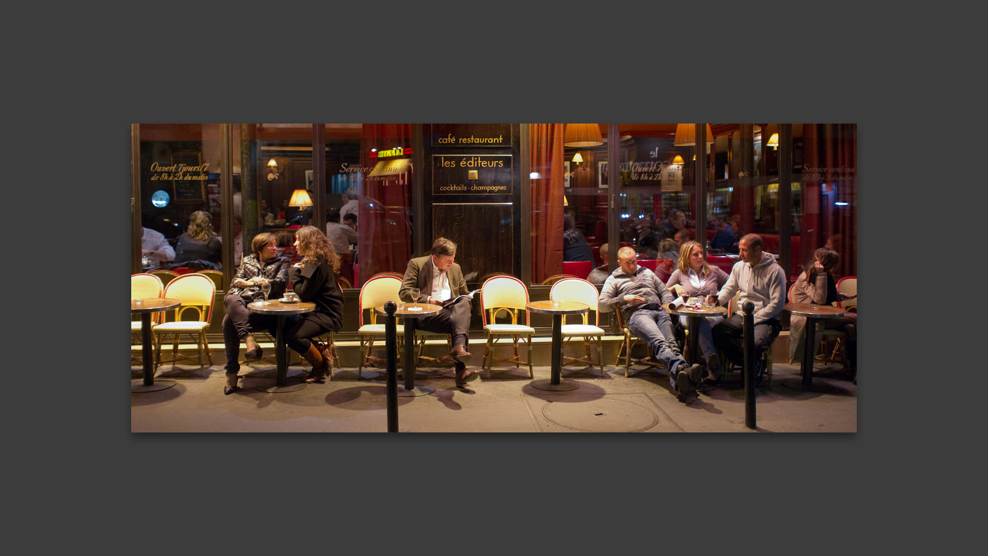 Moment de lecture à la terrasse du café des Editeurs, rue de Condé, à Paris.