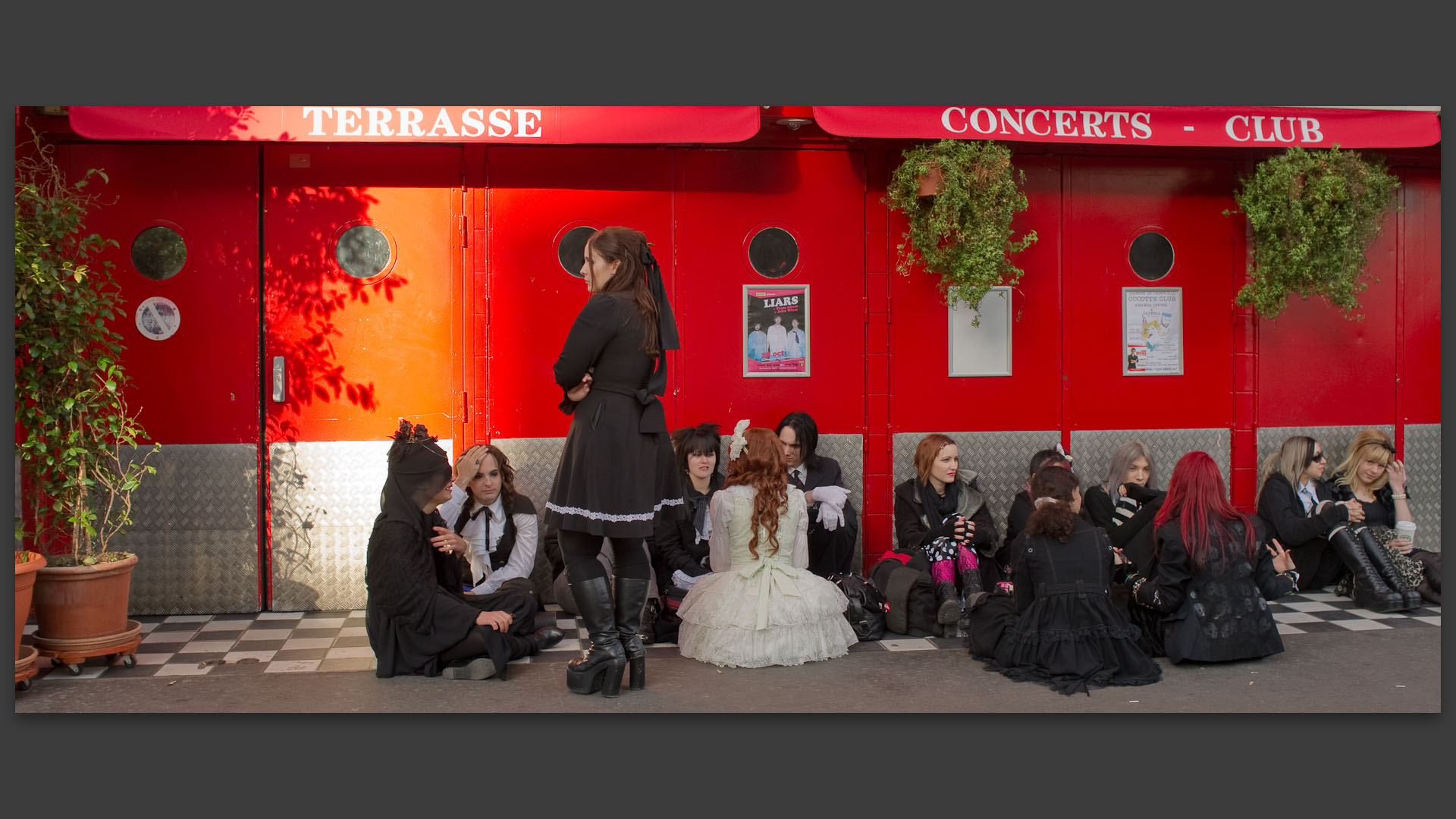 Jeunes devant les portes de la Loco, au Moulin Rouge, boulevard de Clichy, à Paris.
