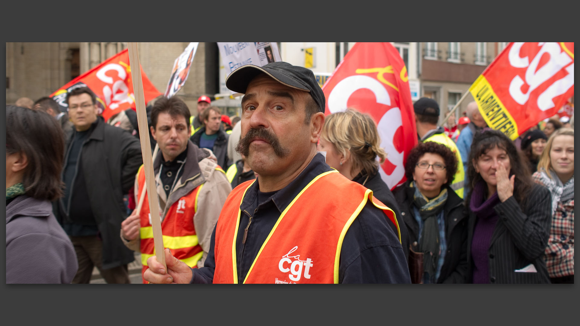 Manifestant CGT contre la réforme des retraites, rue Nationale, à Lille.