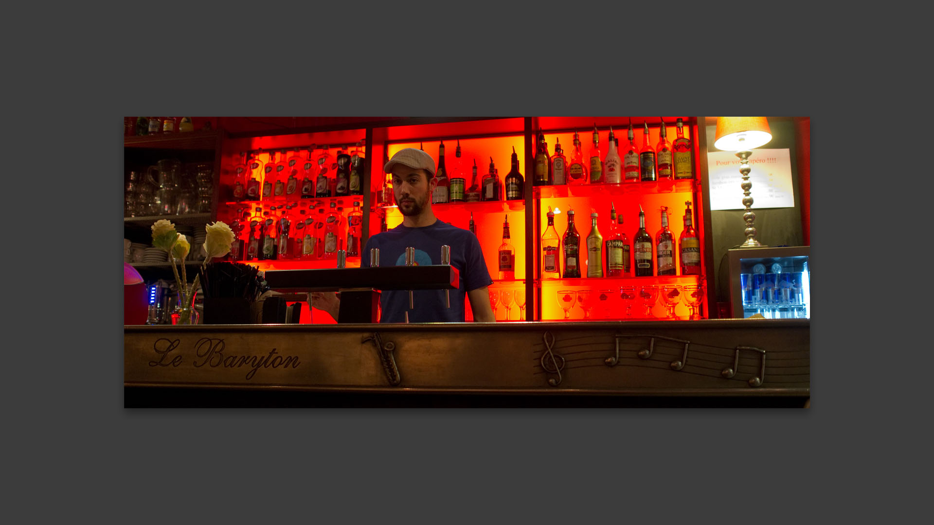 Serveur au bar, au Baryton, rue de l'Arbre sec, à Lyon.