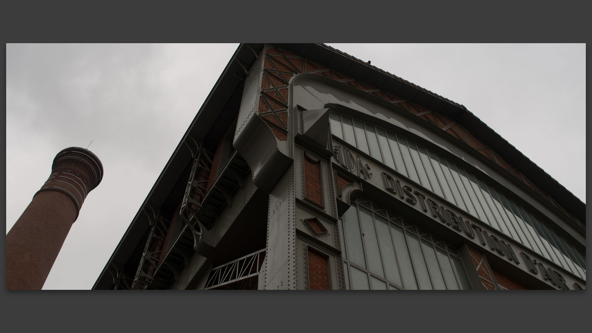 L'ancienne usine de distribution d'air comprimé réhabilitée, quai Panhard et Levassor, à Paris.