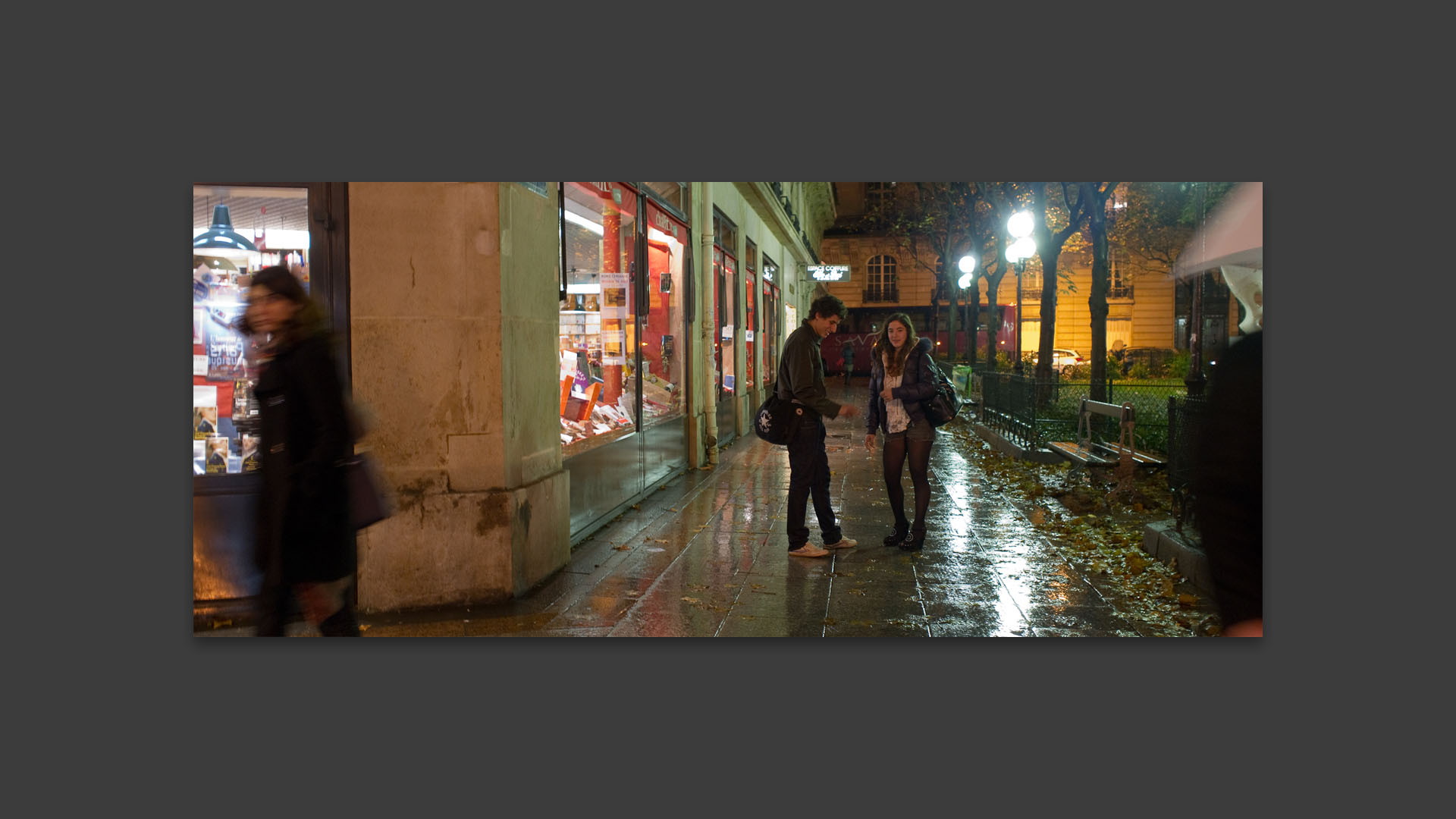 Jeunes fumeurs sous la pluie, devant la librairie Julliard, place Jacques-Bainville, à Paris.