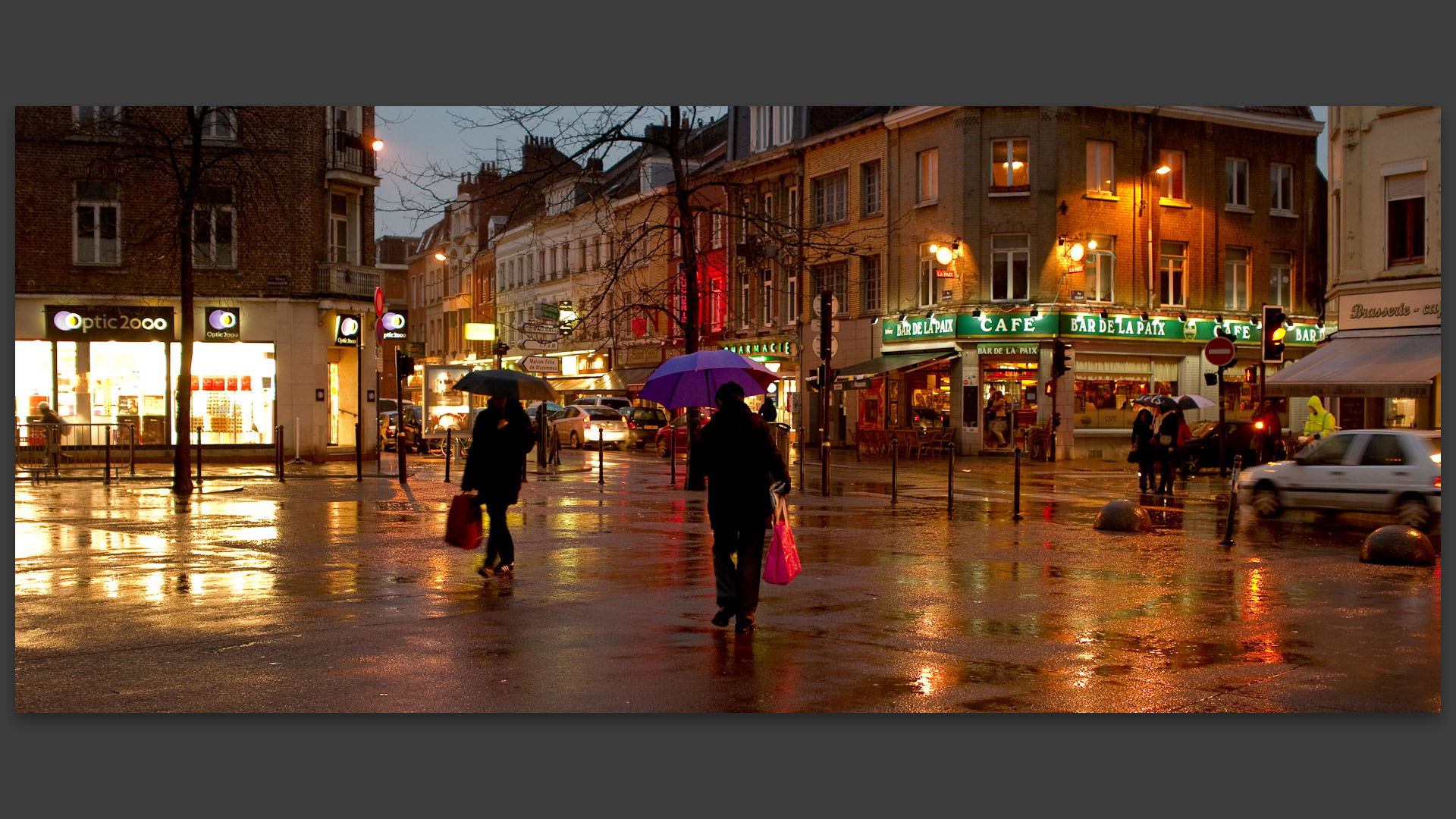La rue Gambetta devant le marché couvert de Wazemmes, sous la pluie, à Lille.
