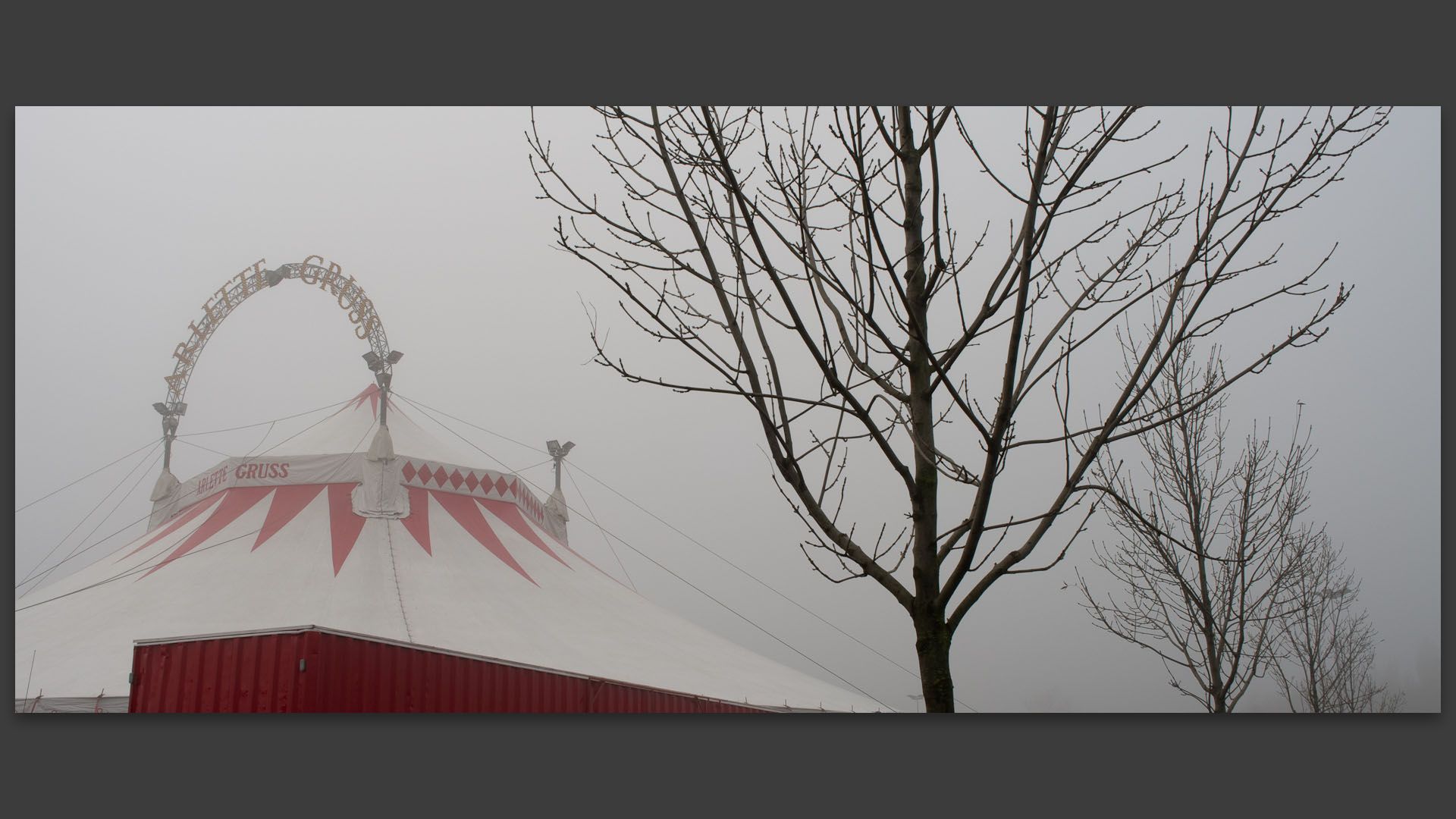 Le cirque Arlette Gruss dans le brouillard sur le parking de Carrefour, à Wasquehal.