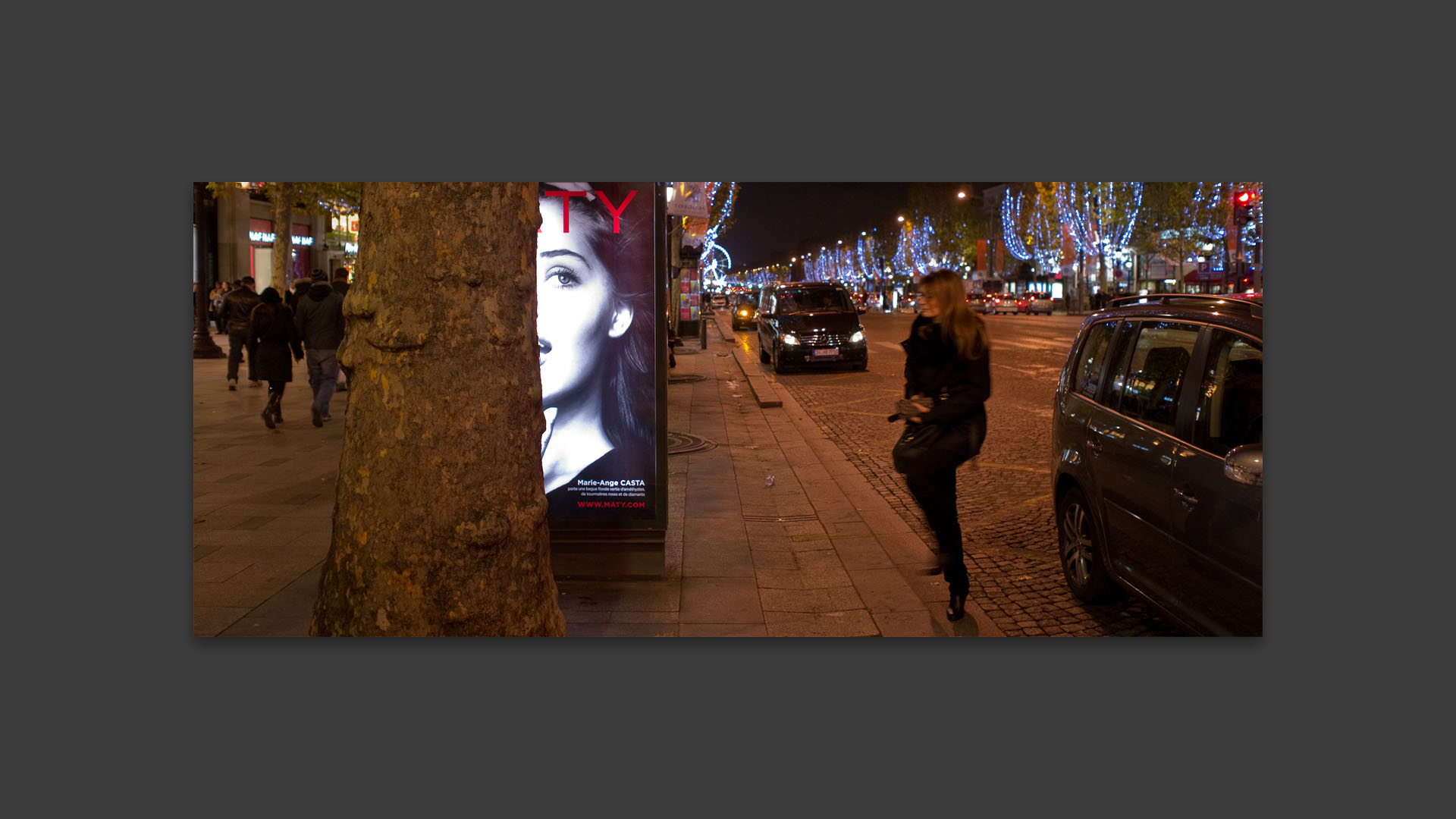 Femme sortant d'un taxi, avenue des Champs Elysées, à Paris.