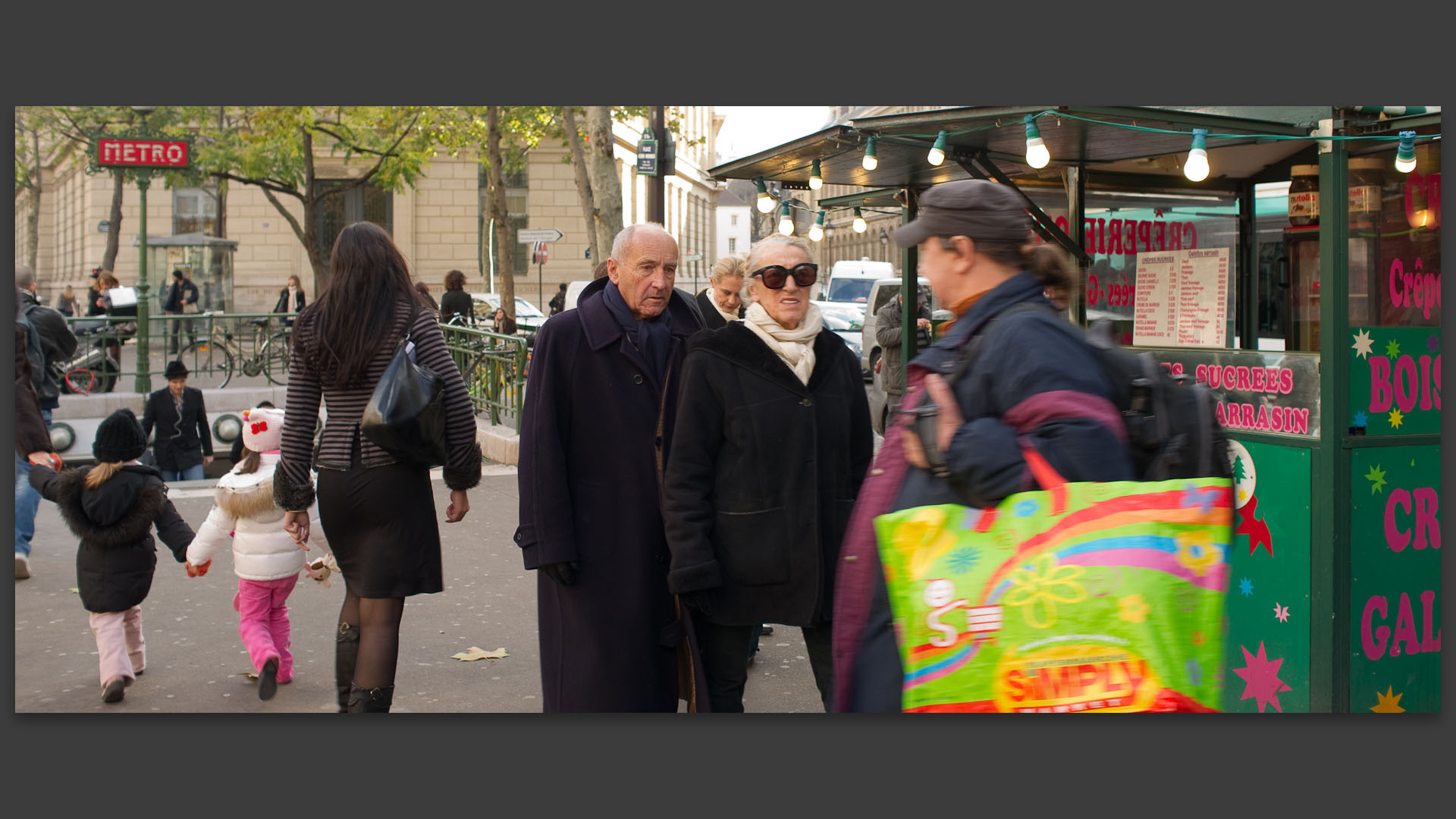 Couple âgé, place Henri-Mondor, à Paris.