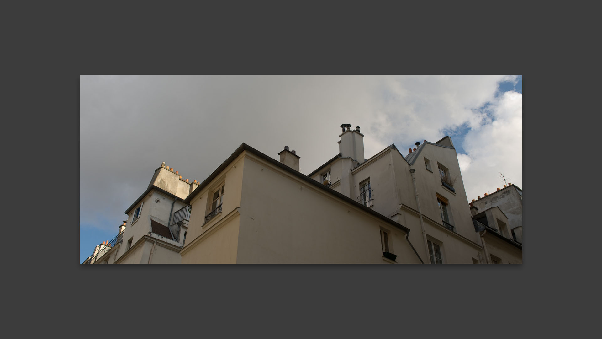 Vieux immeubles, rue de l'Eperon, à Paris.