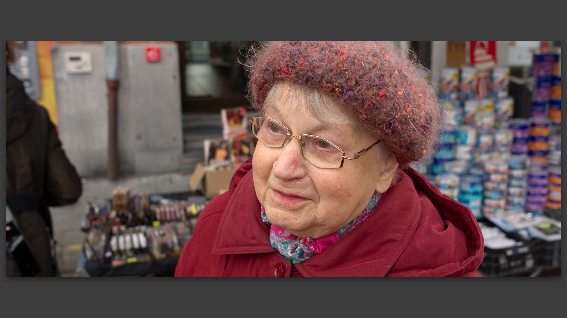 Yvonne, ouvrière retraitée, au marché Saint-Pierre, place de la Liberté, à Croix.