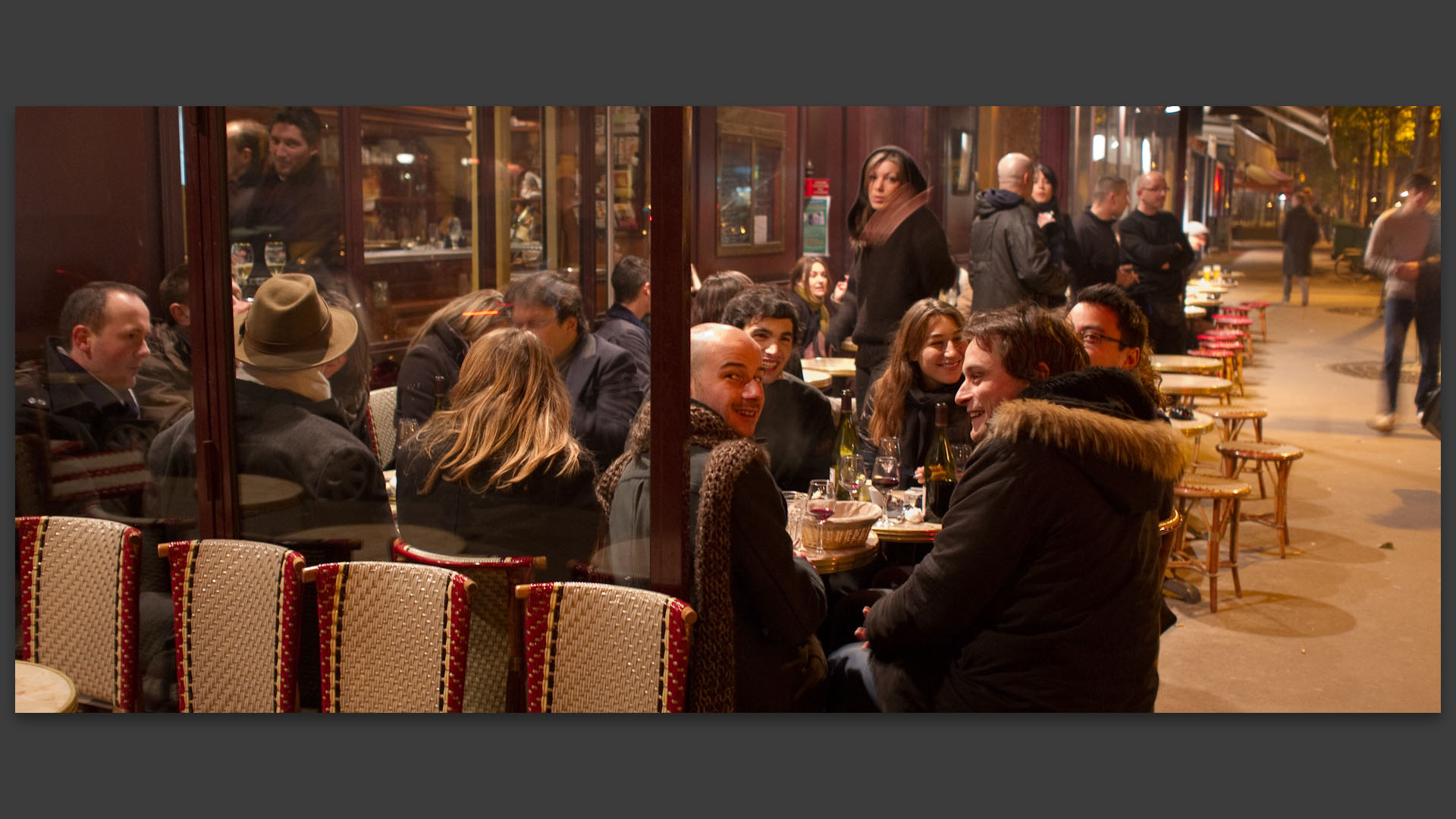 En terrasse malgré le froid, café du Progrès, rue de Bretagne, à Paris.