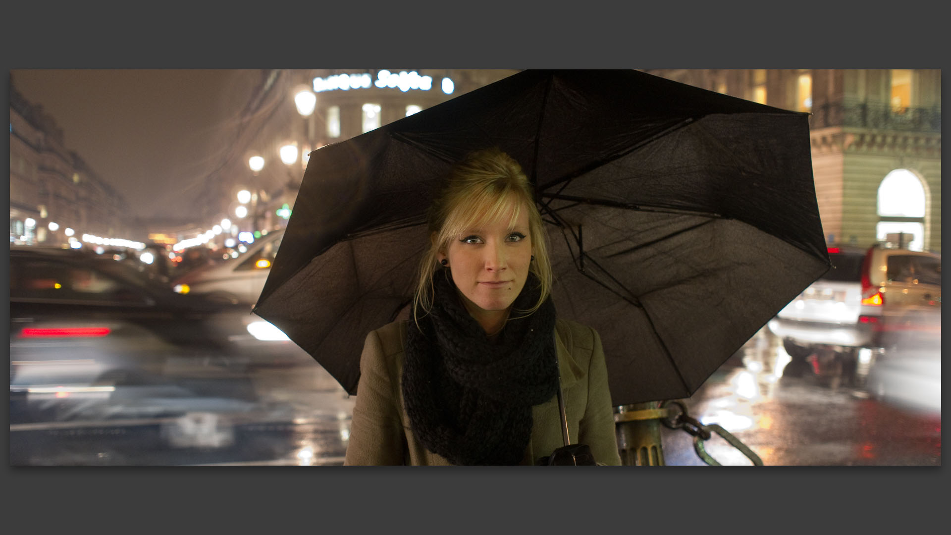 Fille au parapluie, place de l'Opéra, à Paris.