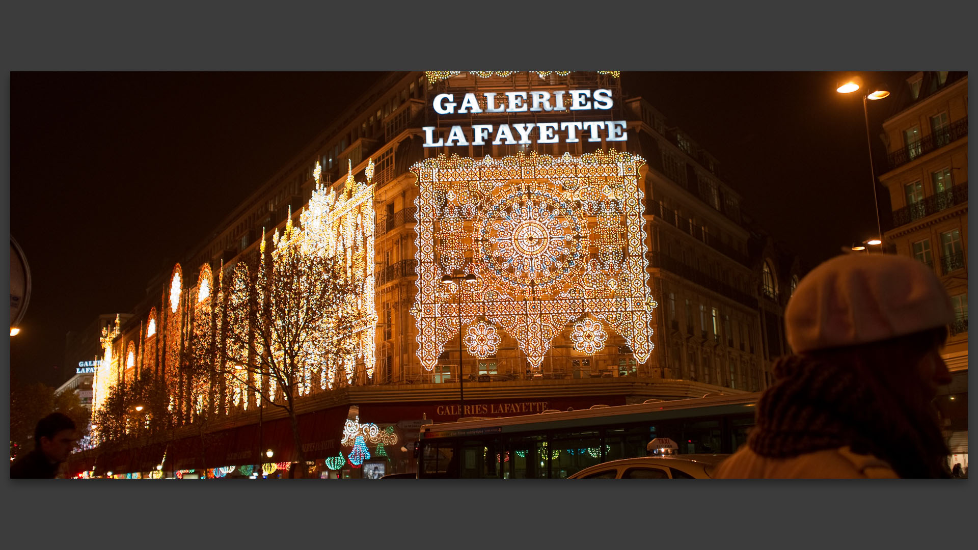 Les Galeries Lafayette illuminées, boulevard Haussmann, à Paris.