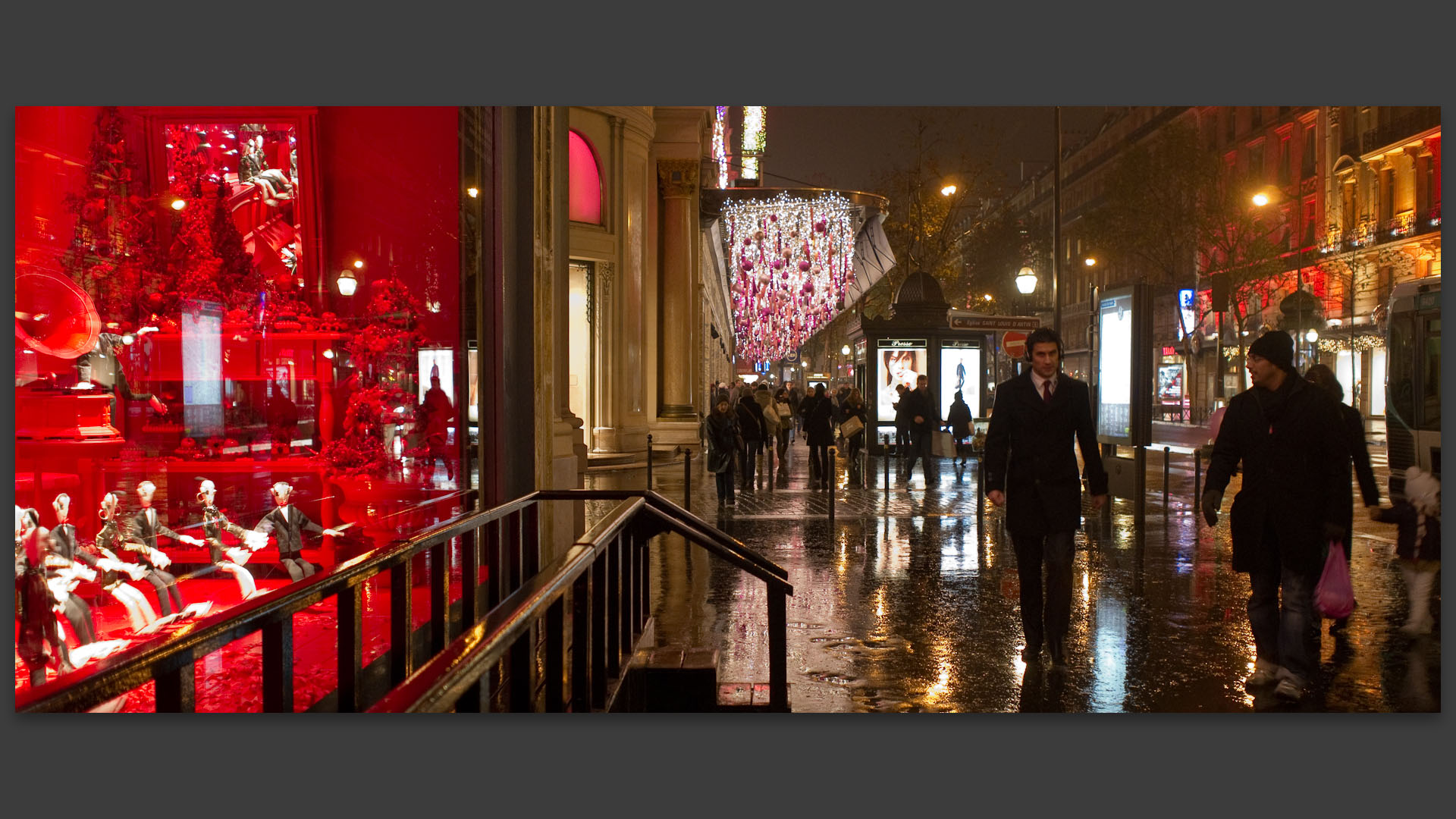 Passants devant les vitrines des Galeries Lafayette, boulevard Haussmann, à Paris.