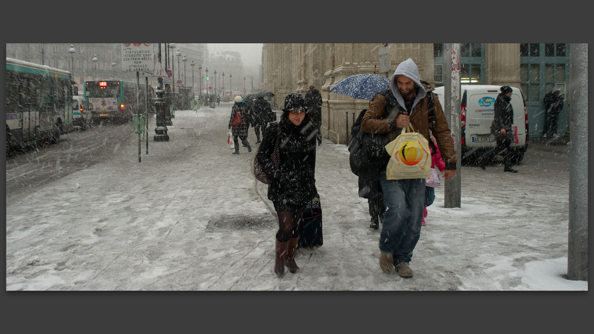Bourrasques de neige devant la gare du Nord, rue de Dunkerque, à Paris.