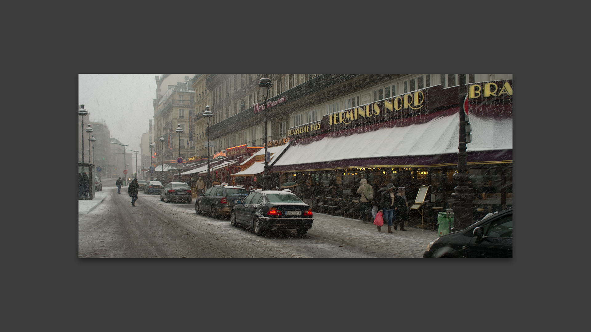 La devanture du Terminus Nord sous la neige, rue de Dunkerque, à Paris.