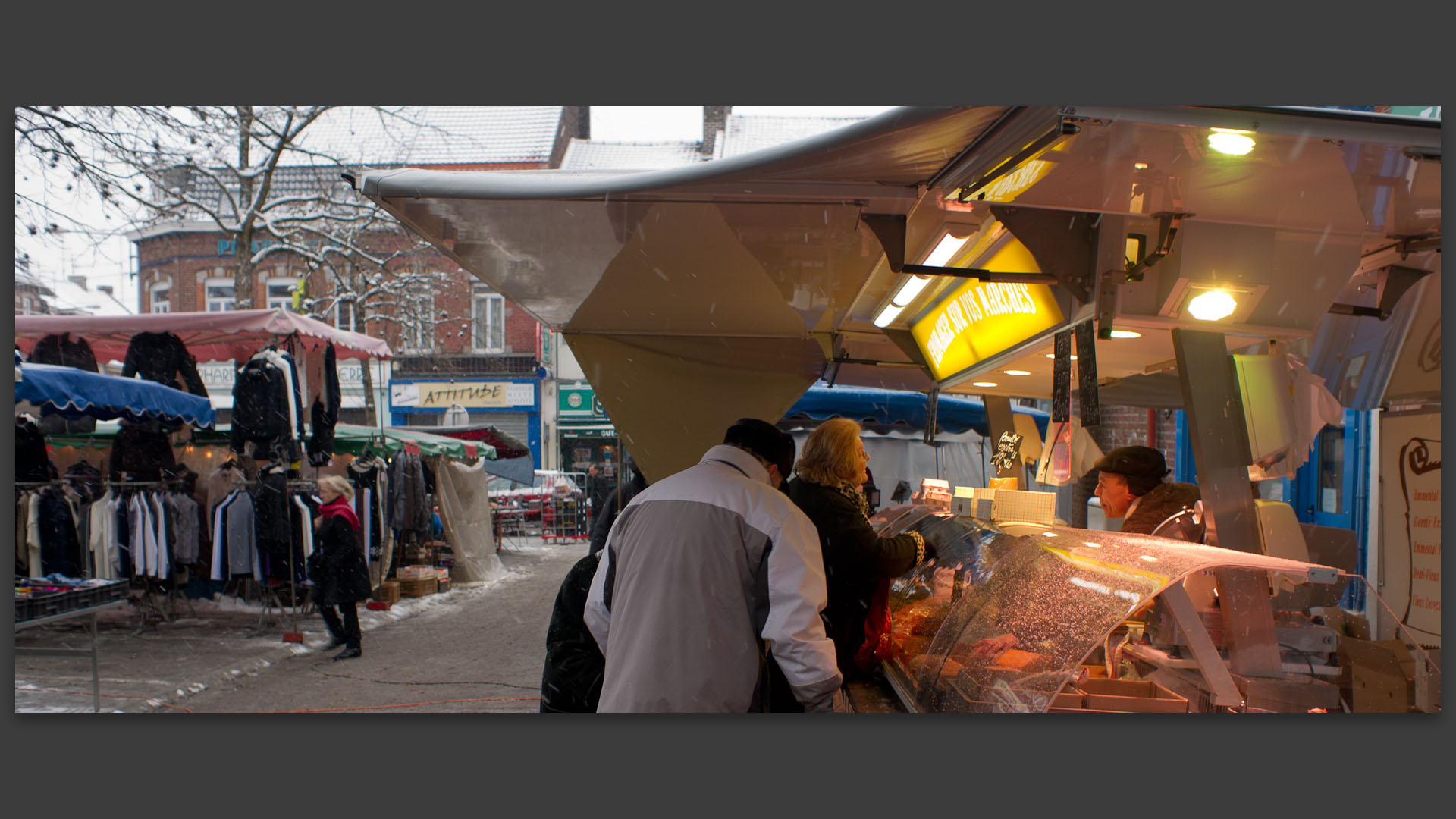 La queue chez le fromager, au marché Saint-Pierre, place de la Liberté, à Croix.