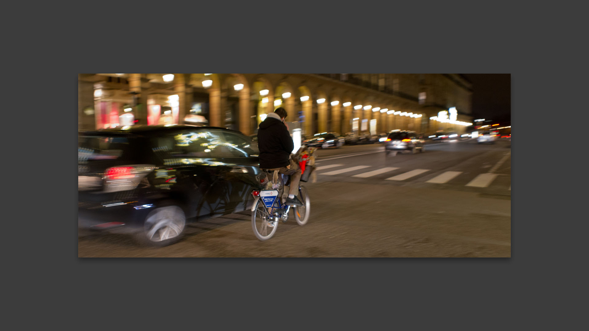 Cycliste, rue de Castiglione, à Paris.