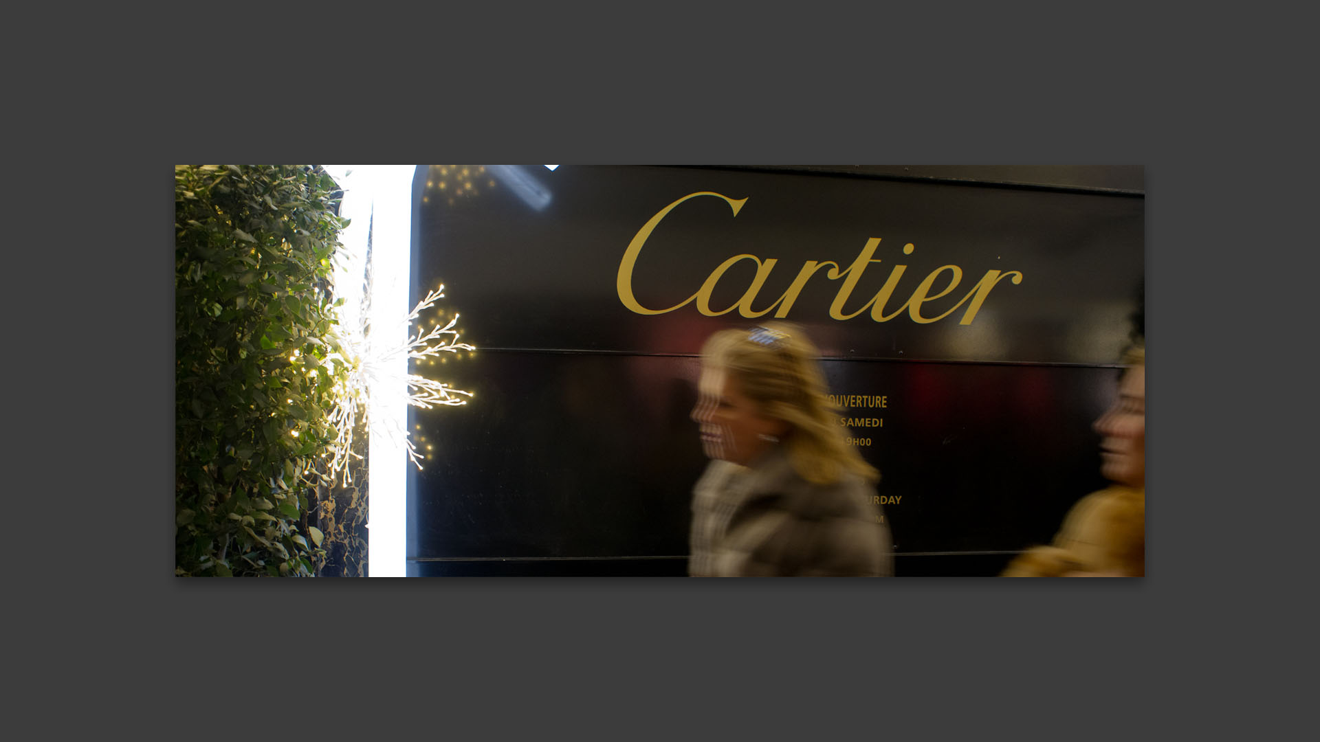 Devant chez Cartier, rue de la Paix, à Paris.