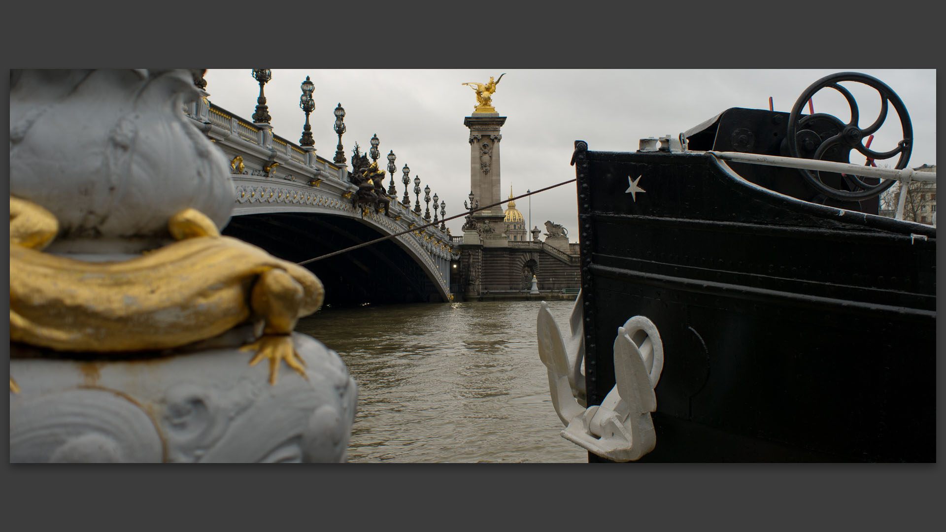 Péniche à quai sous le pont Alexandre III, à Paris.
