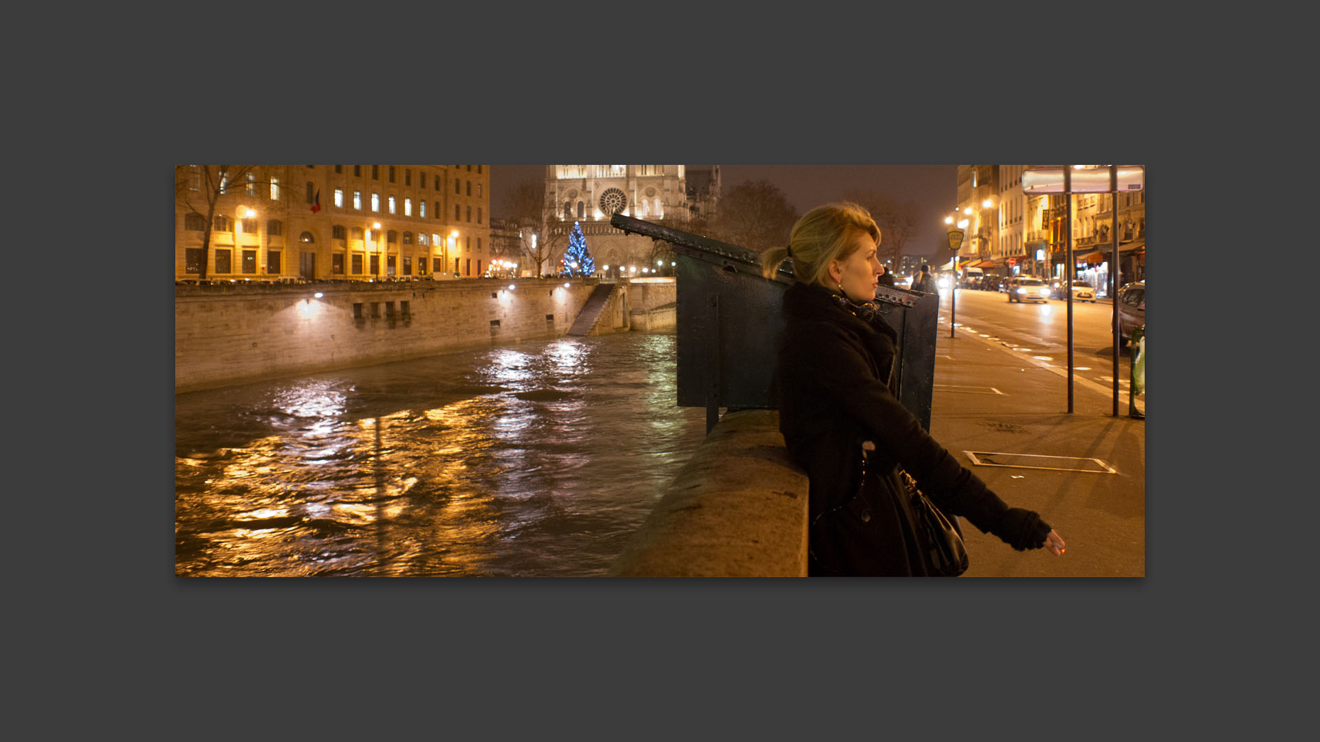 Jeune femme à la cigarette, quai Saint-Michel, à Paris.