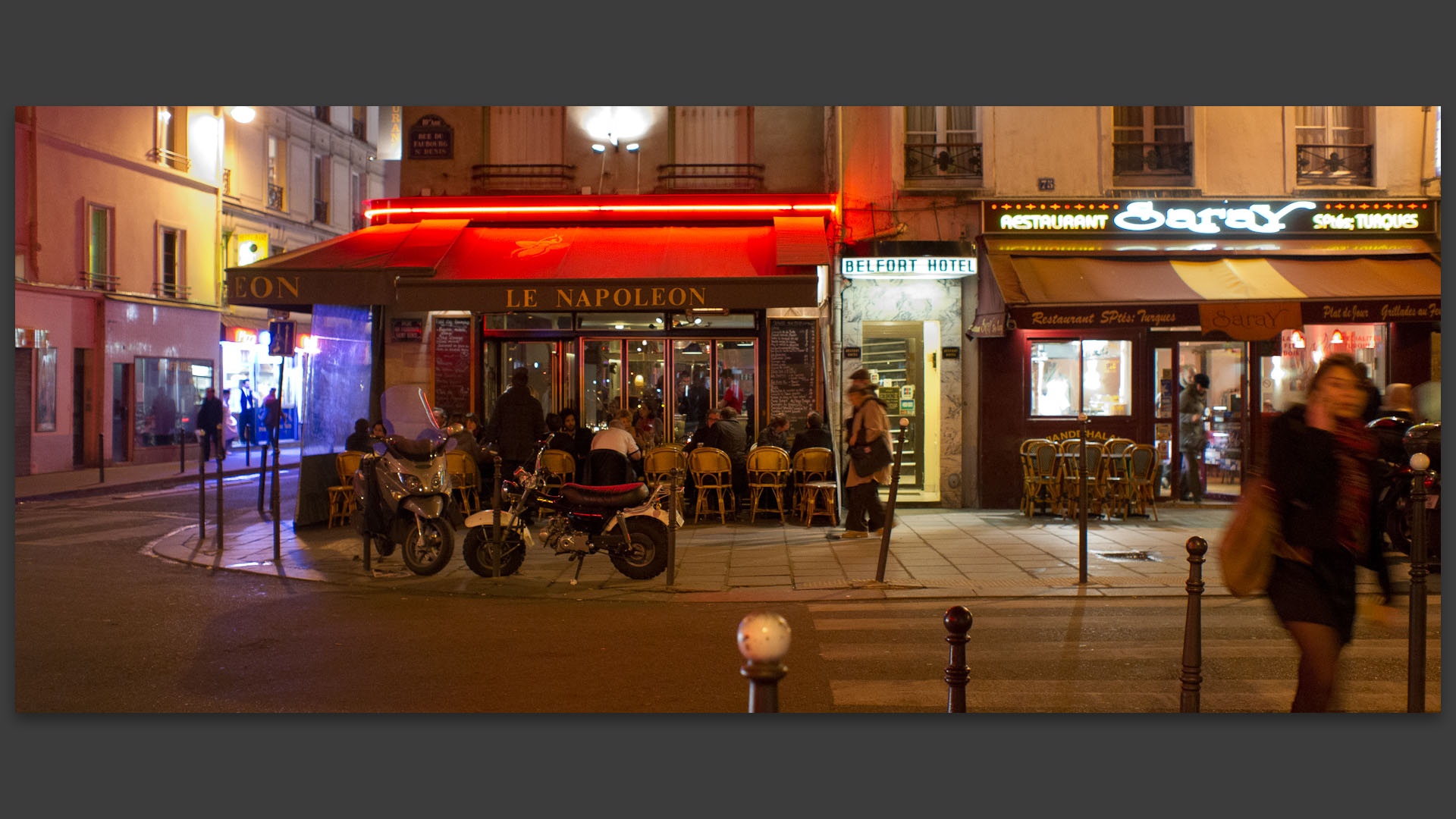 Terrasse de café, rue du Faubourg Saint-Denis, à Paris.