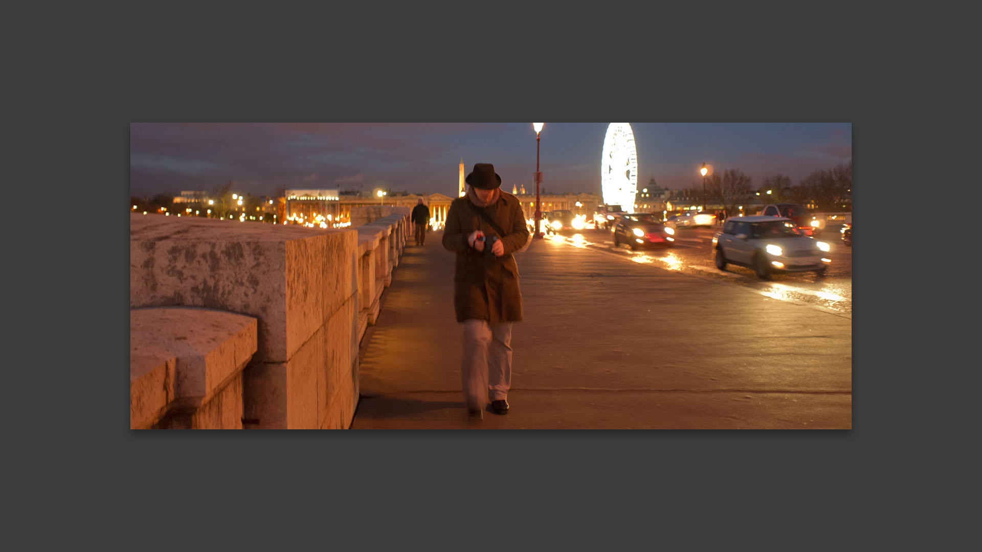 Photographe, pont de la Concorde, à Paris.