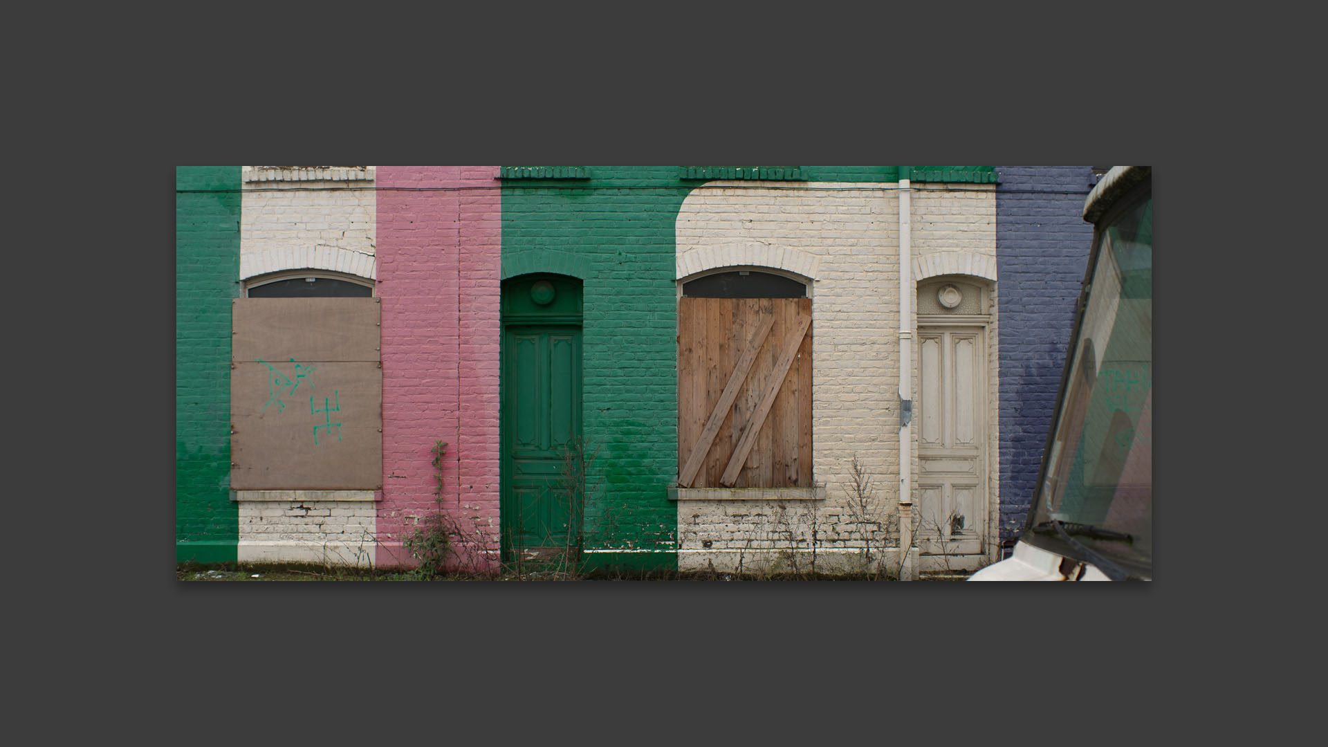 Maisons colorées, abandonnées, rue Jean-Bart, à Mouvaux.