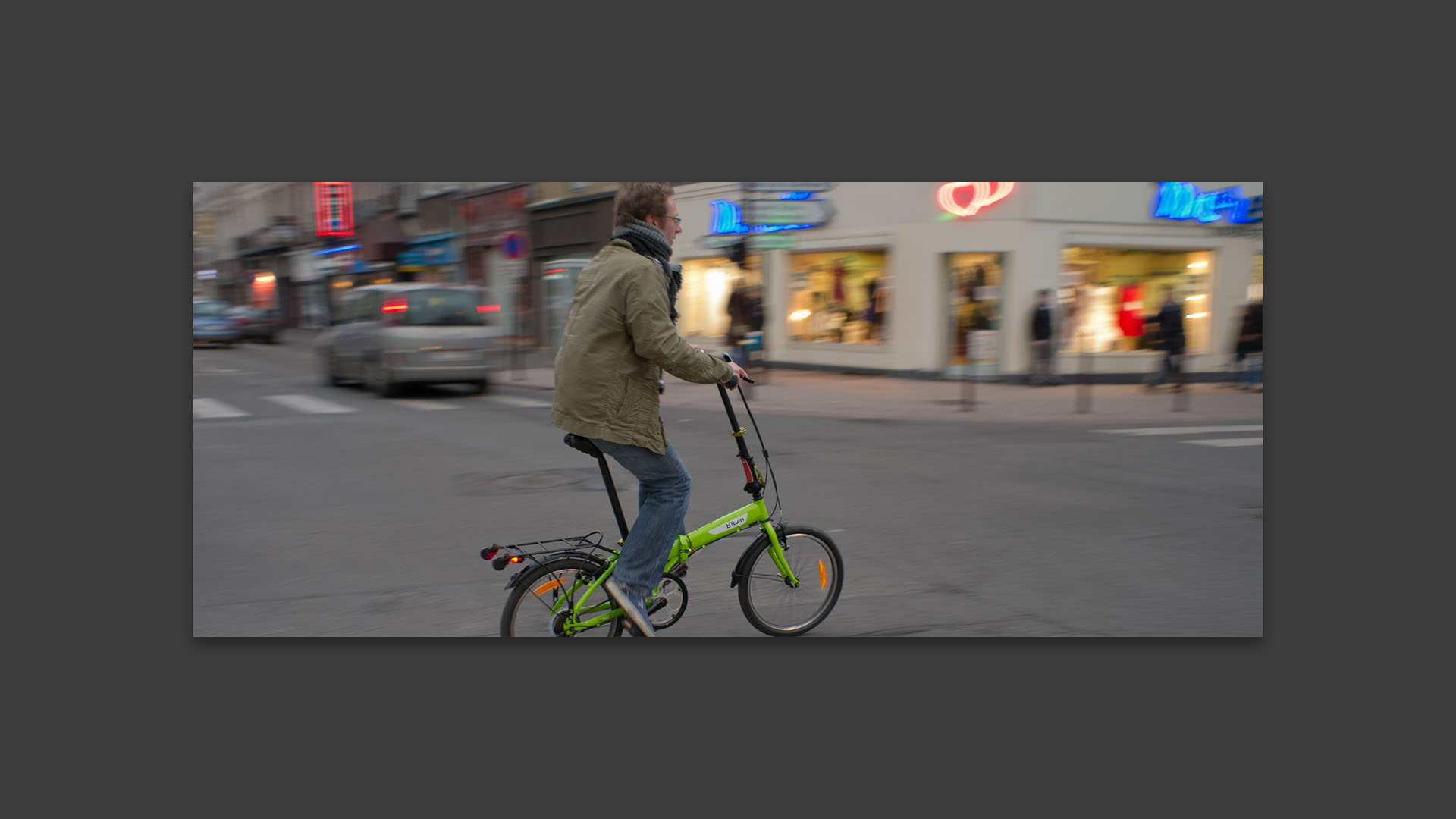 Cycliste, rue de Solférino, à Lille.