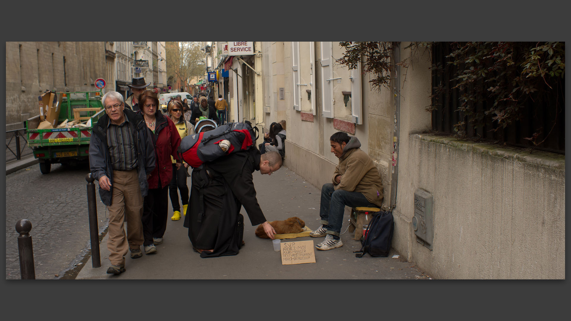 Ecclésiastique et mendiant, rue Yvonne-le-Tac, à Paris.