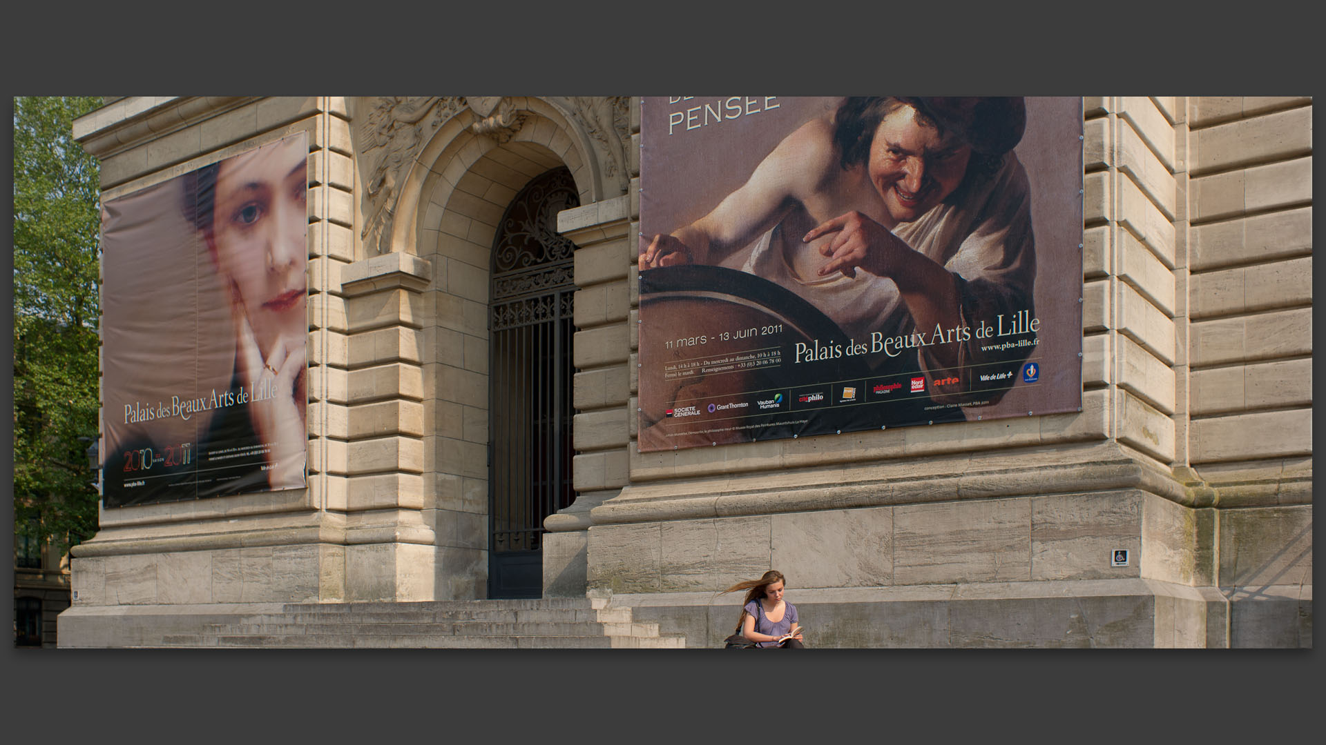Sur les marches du Palais des Beaux Arts, place de la République, à Lille.