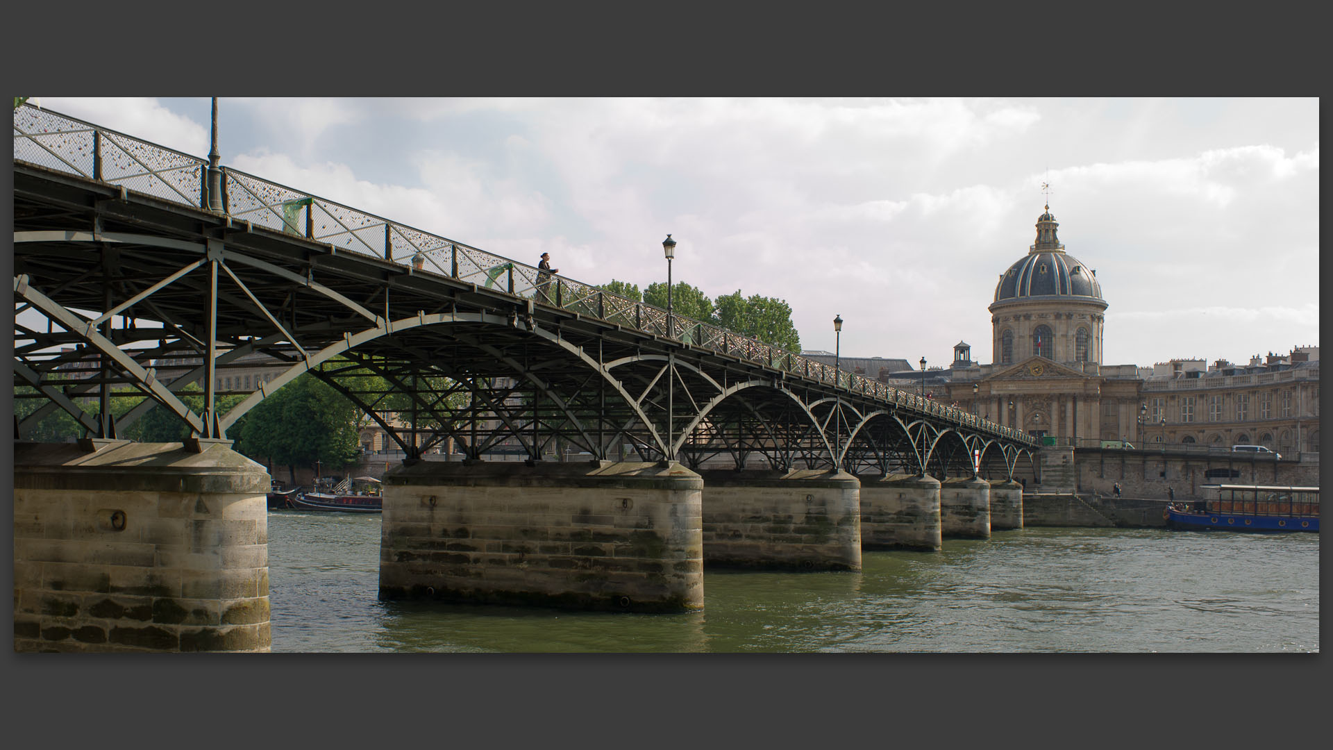 Le pont des Arts et l'Institut, à Paris.