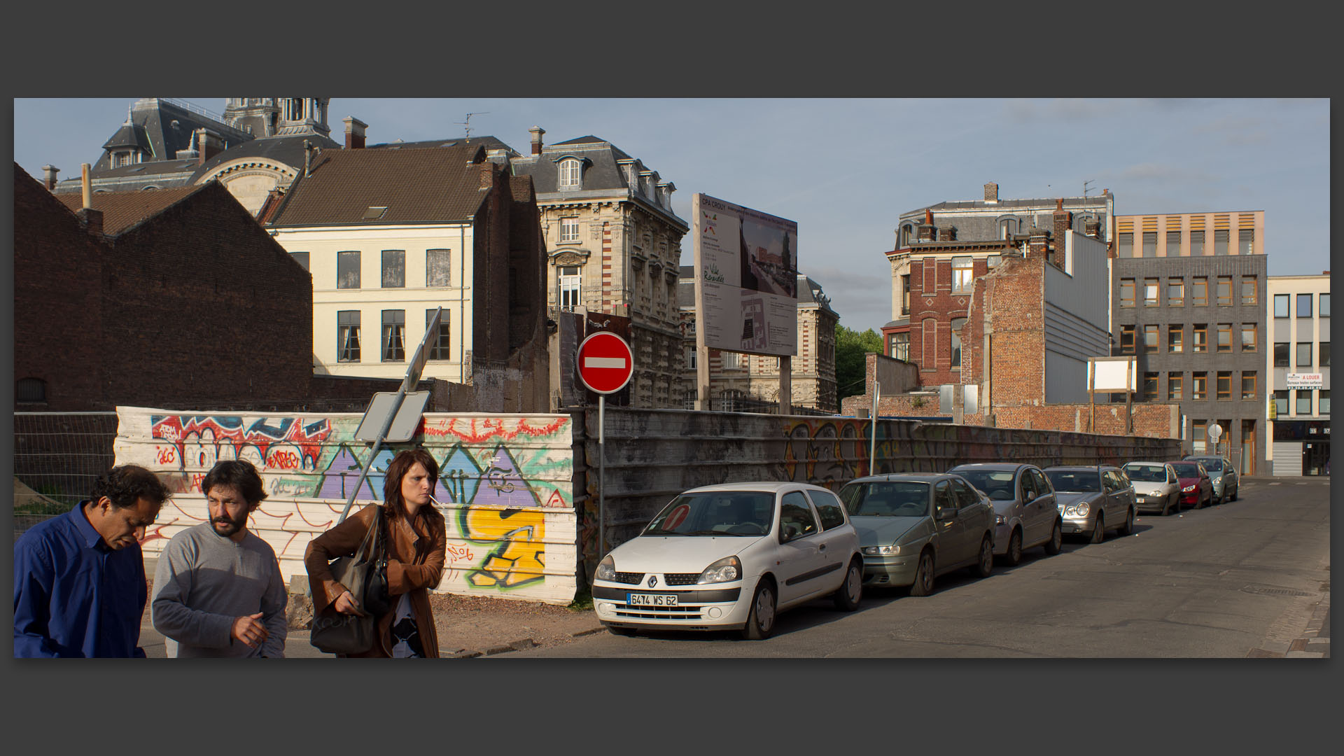 Passants, rue des Fabricants, à Roubaix.