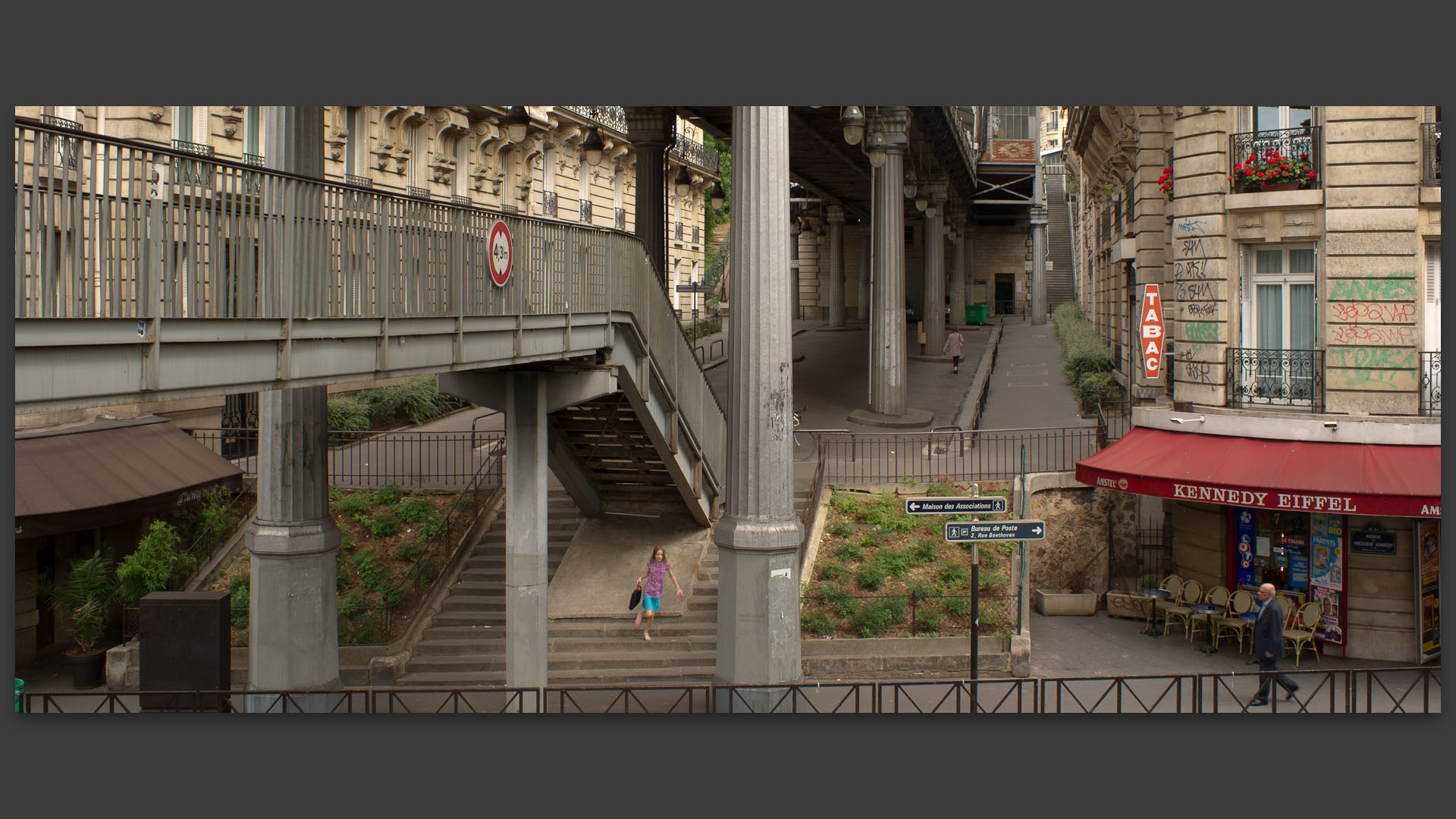 Sous le pont de Bir-Hakeim, à Paris.