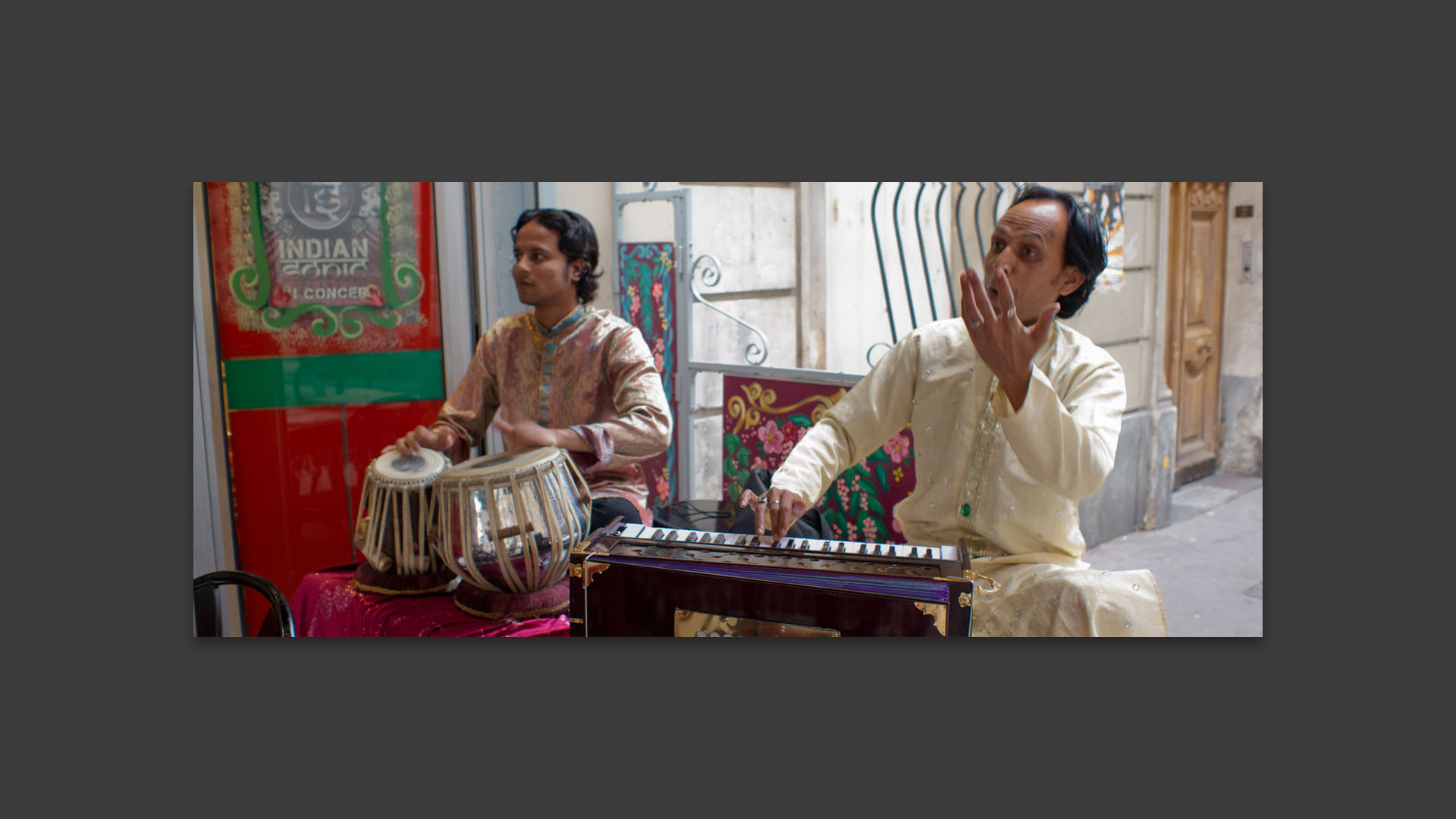 Musique indienne chez Navel, rue de Suez, à Paris.