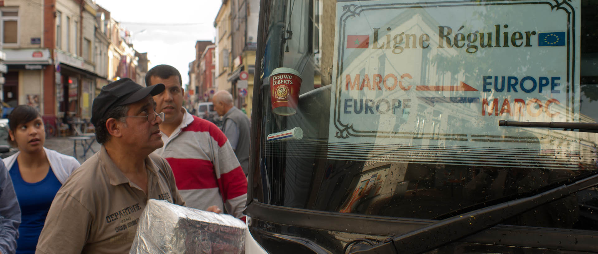 Arrêt du bus pour le Maroc, place de la Nouvelle Aventure, à Wazemmes, Lille.