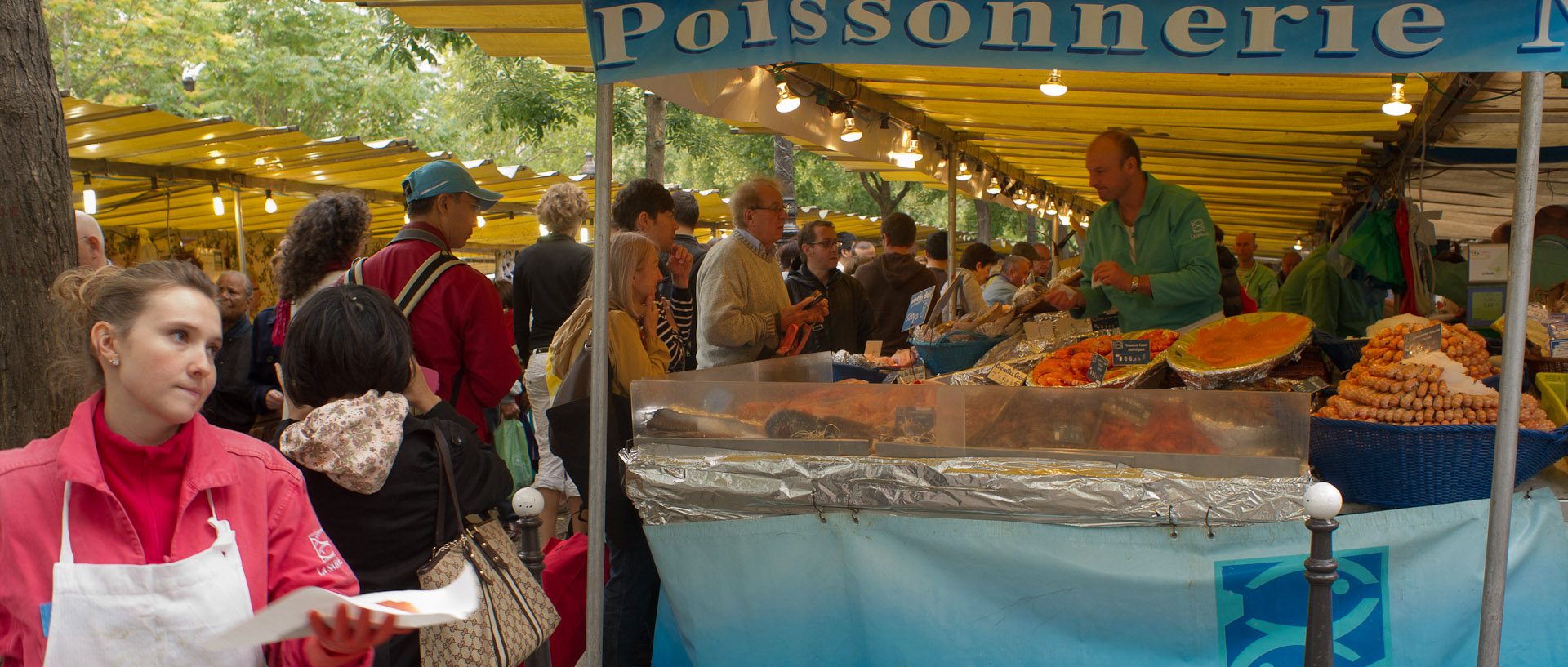 Le marché, boulevard Richard-Lenoir, à Paris.