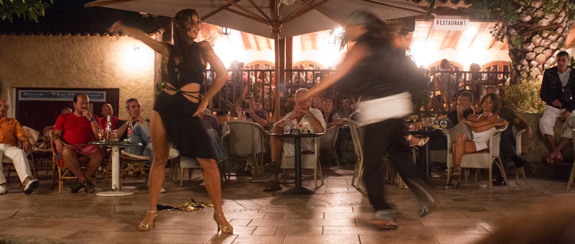 Démonstration de salsa par Nicola et Luiza, à la terrasse du Minimum, île du Levant.