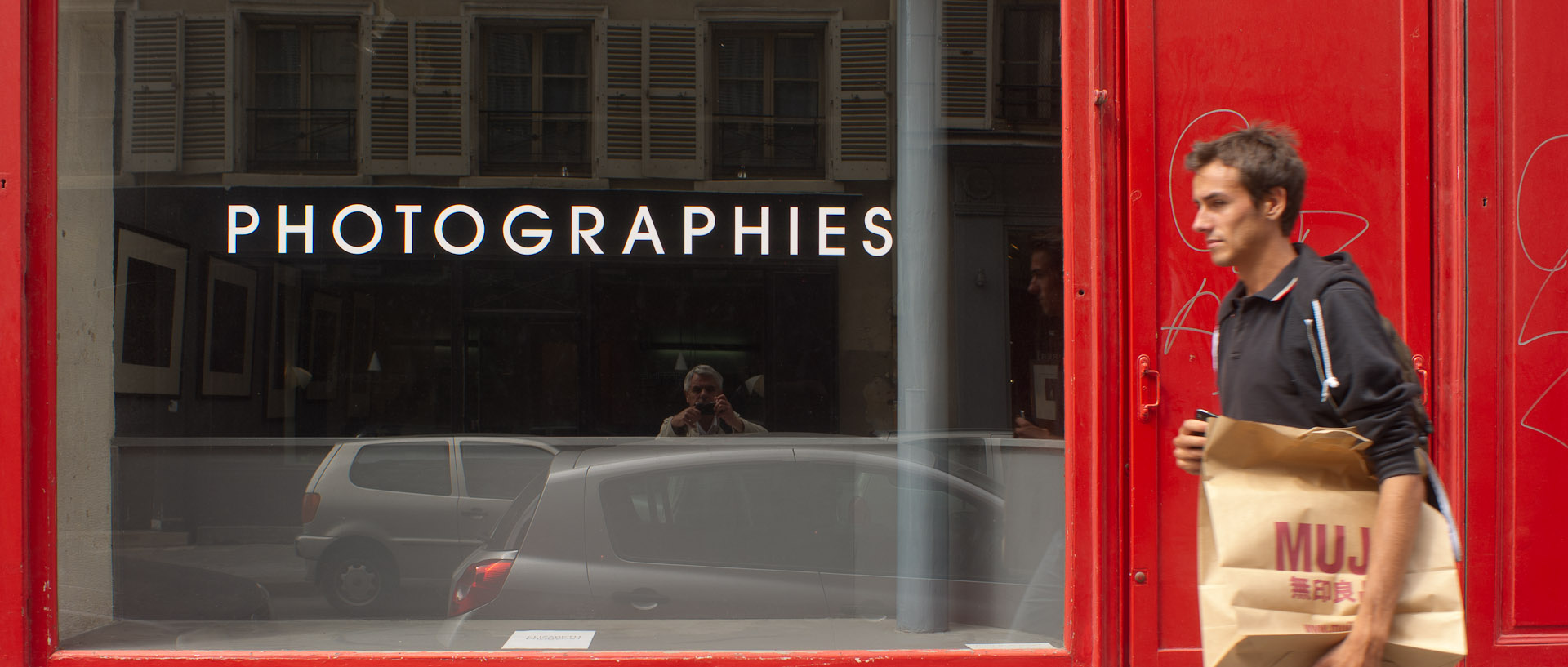 Autoportrait en reflet dans la vitrine de la galerie d'Agathe Gaillard, rue du Pont Louis-Philippe, à Paris.