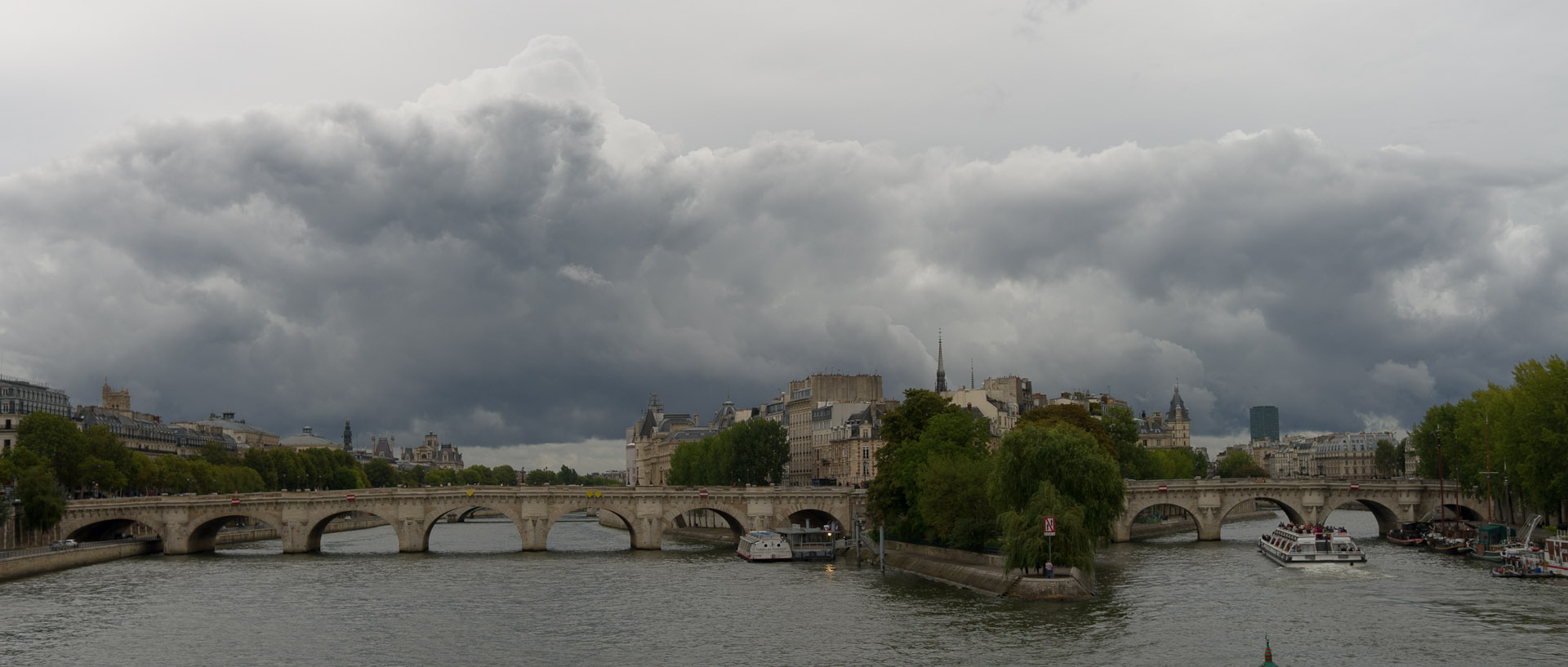Nuages lourds sur le Pont Neuf et l'île de la Cité, à Paris.