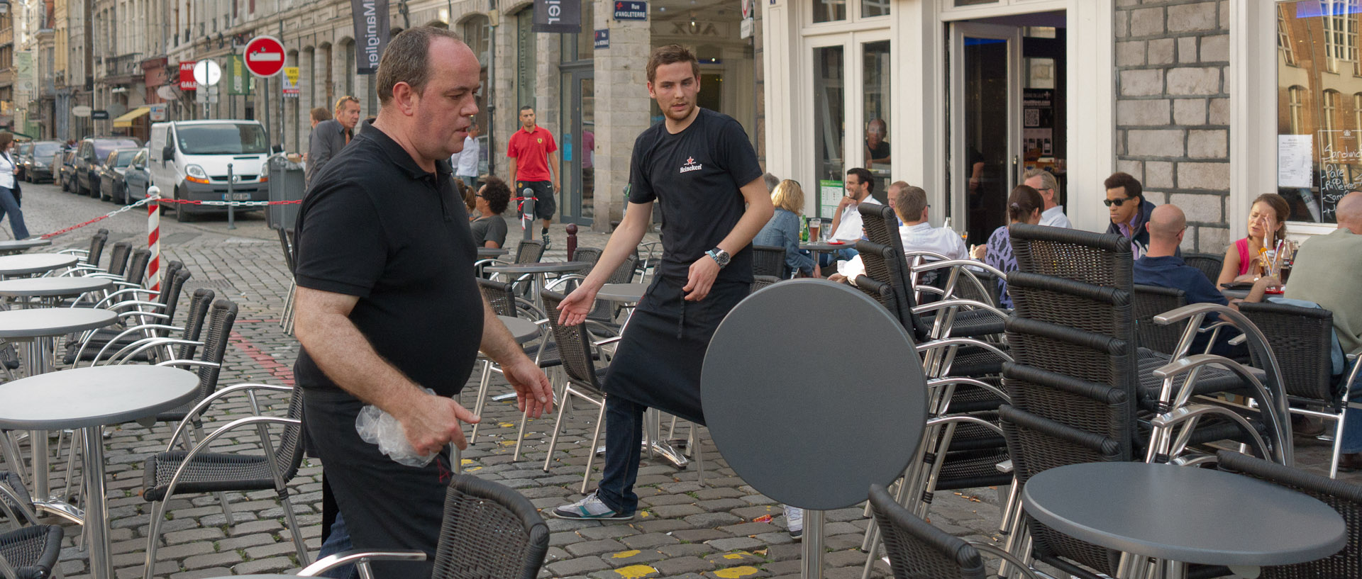 Préparation de la terrasse pour la braderie, au café des Arts, à Lille.