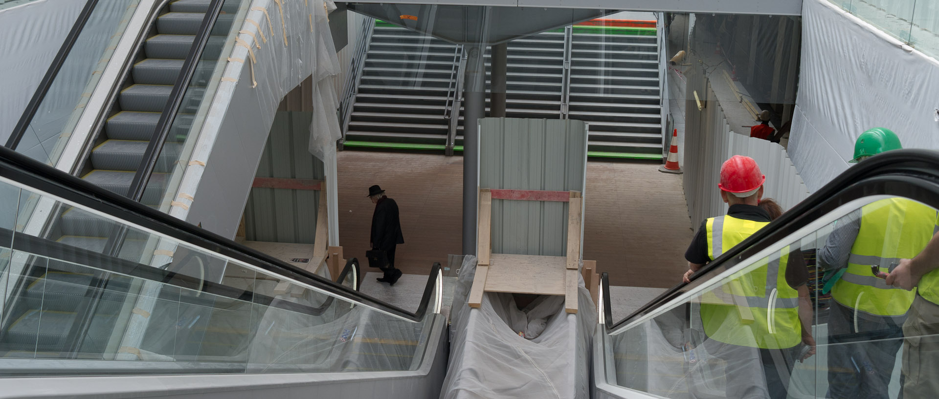 Nouveaux escalators, salle des pas perdus de la gare Saint-Lazare, à Paris.