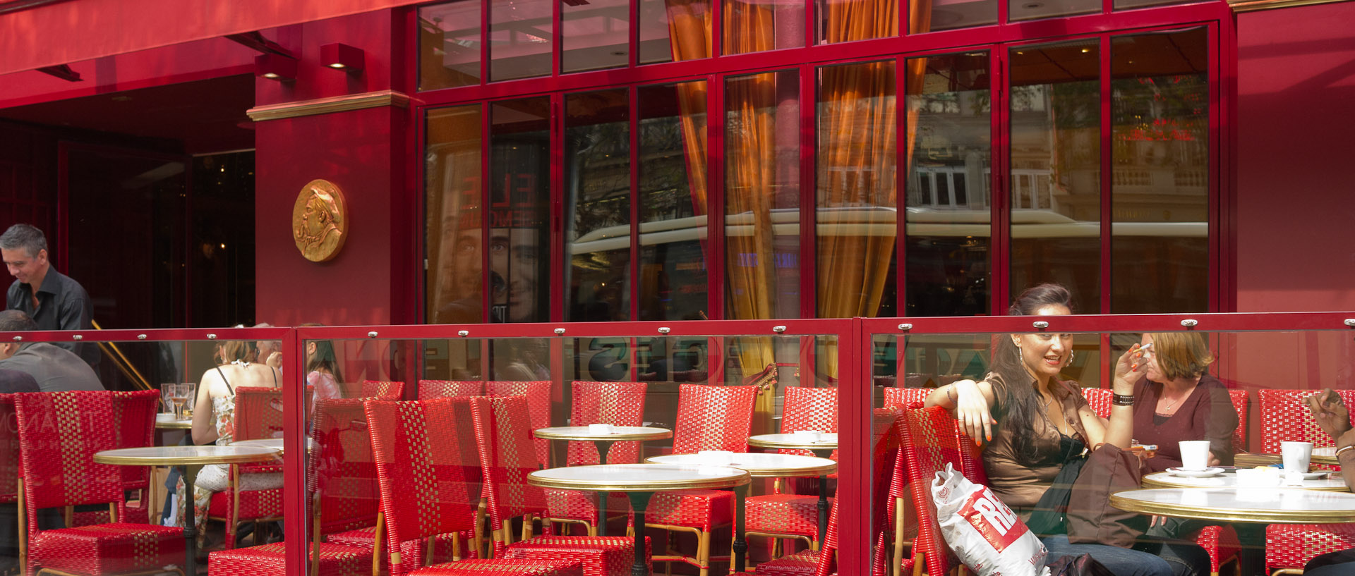 La terrasse du café Grévin, boulevard Montmartre, à Paris.